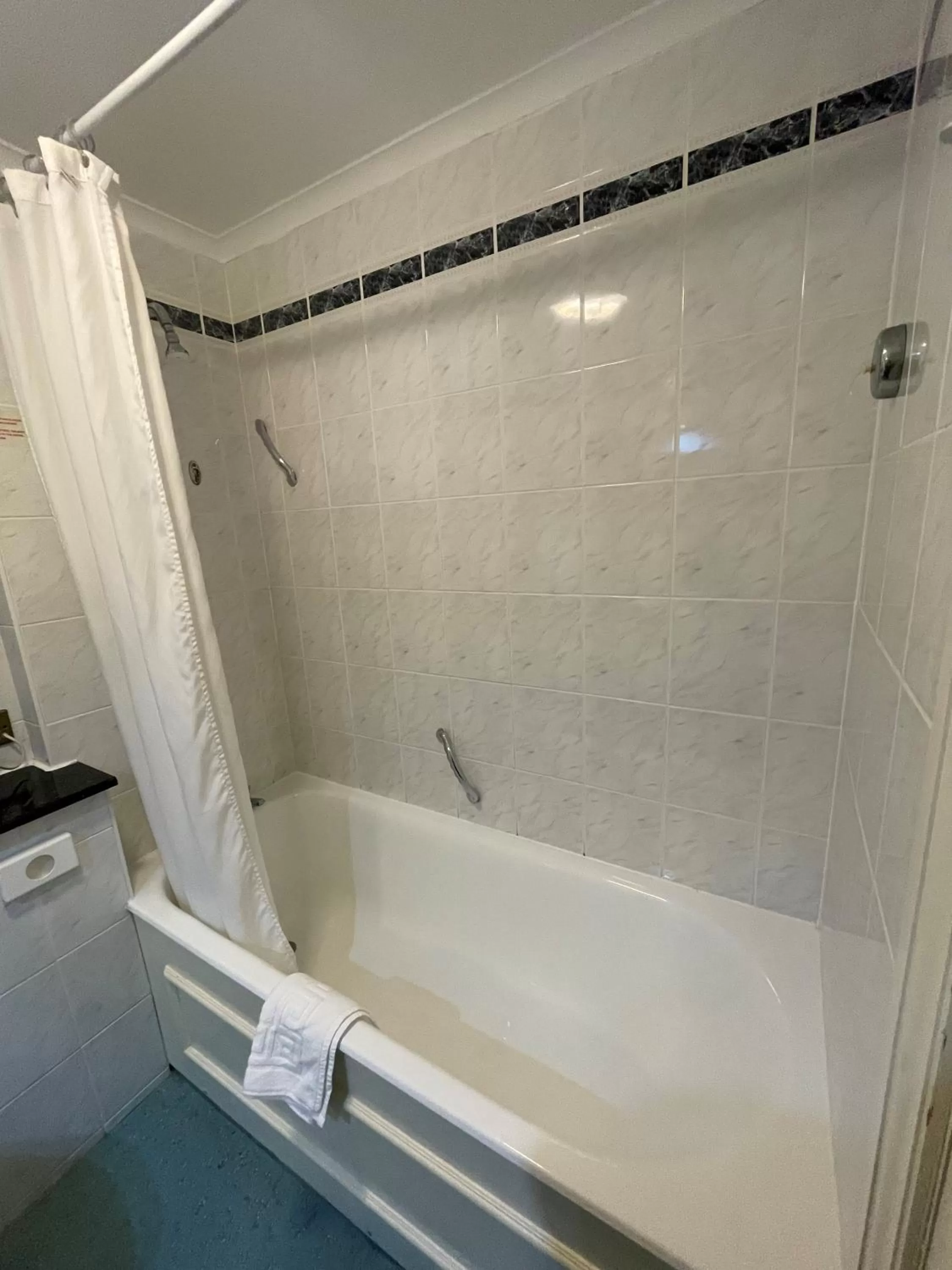 Shower in The Caledonian Hotel