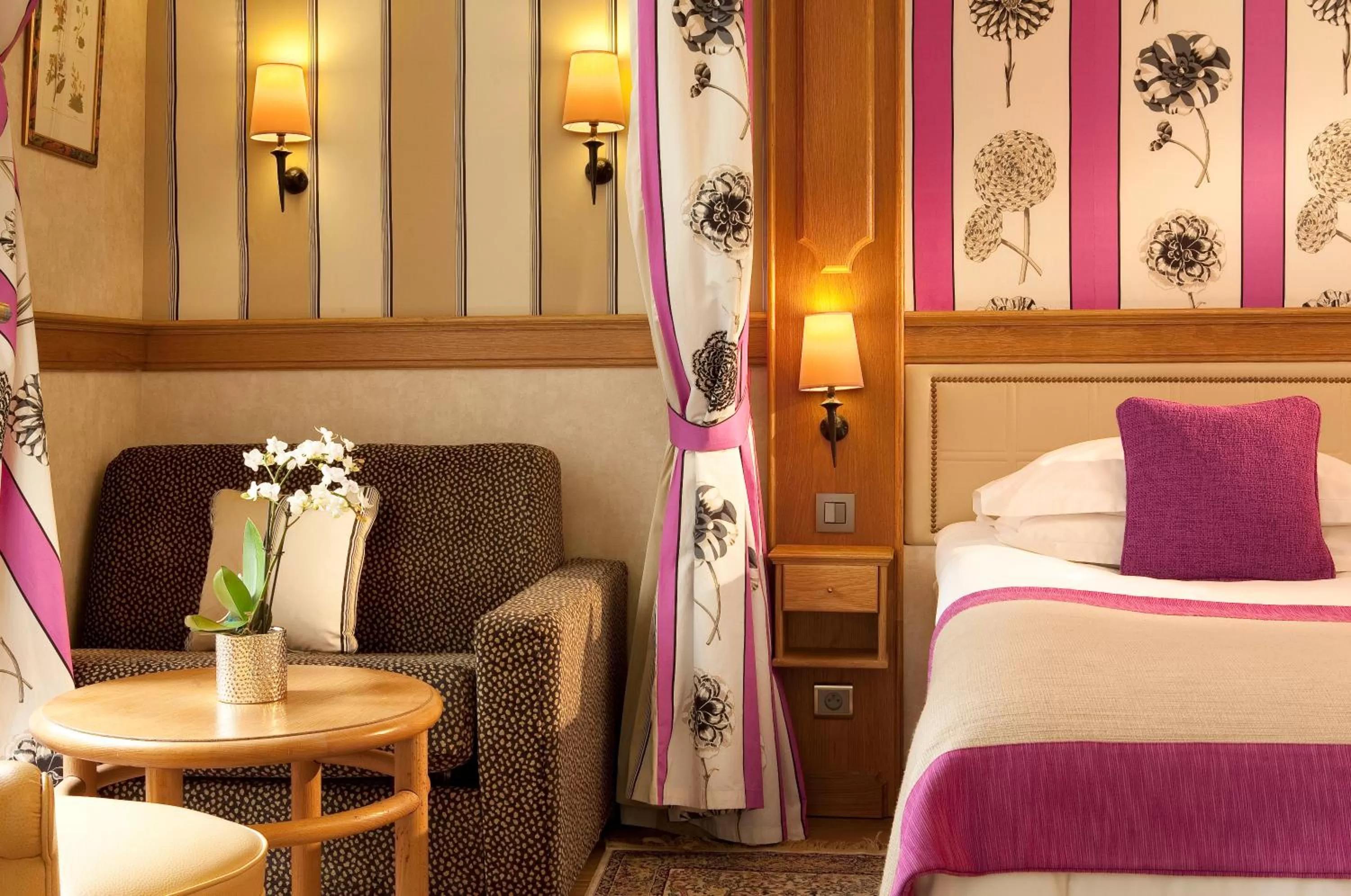 Photo of the whole room, Bed in La Perle Saint Germain des Prés