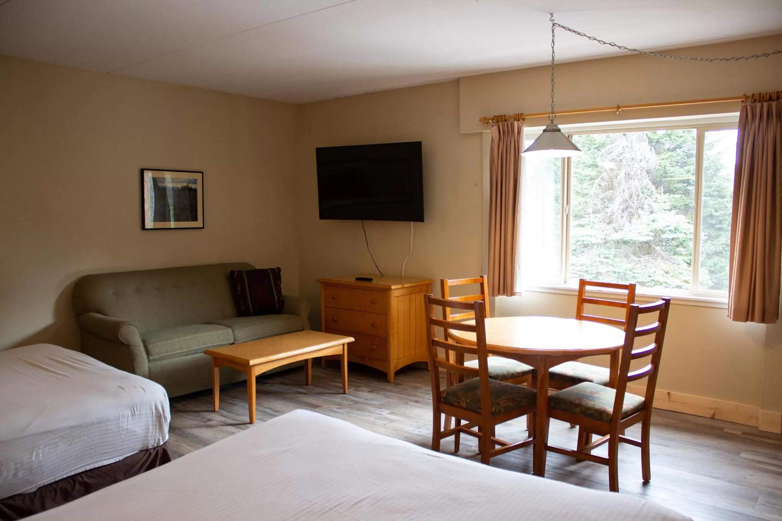 Living room, Bed in Manning Park Resort