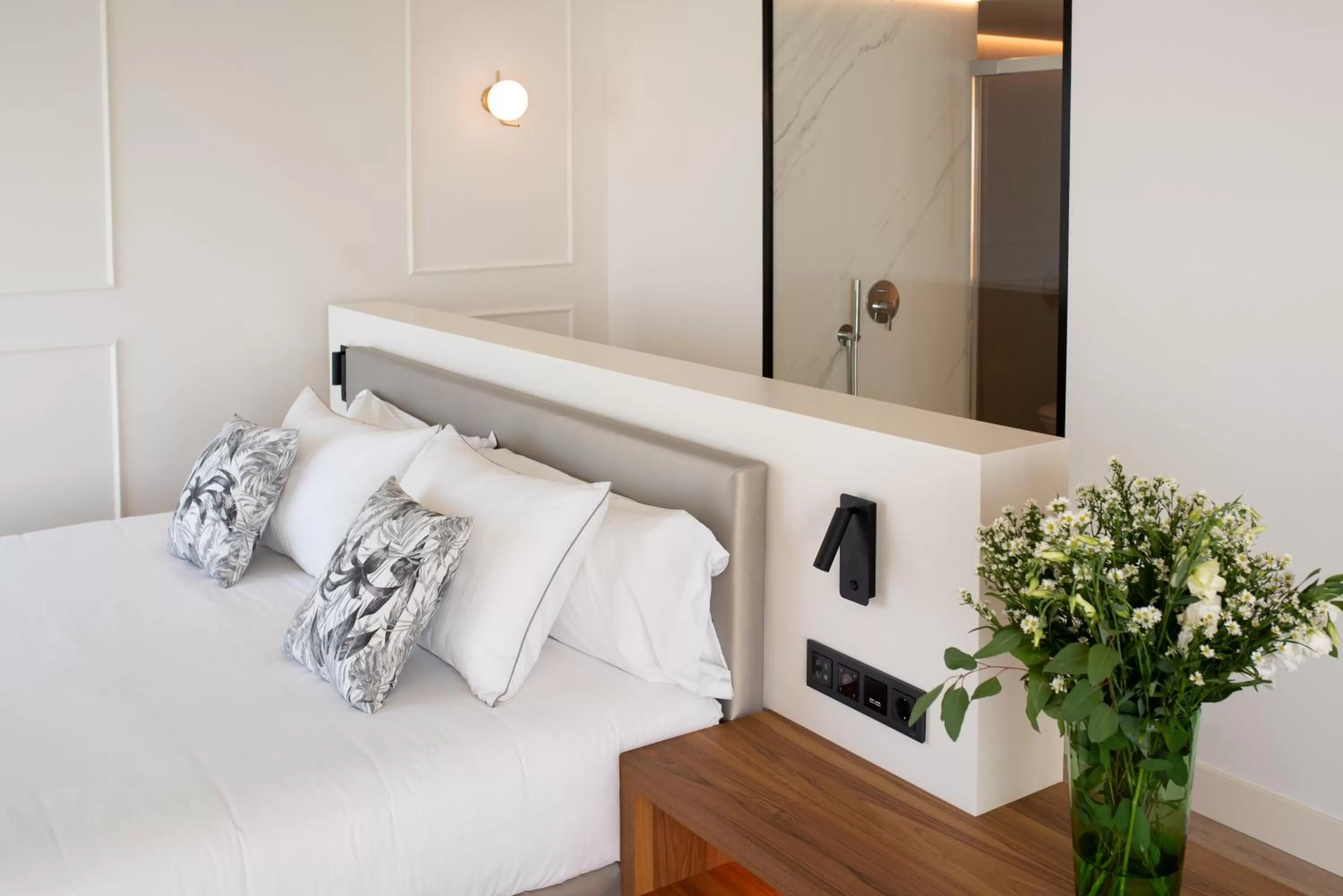 Shower, Bed in Arrecife Gran Hotel & Spa