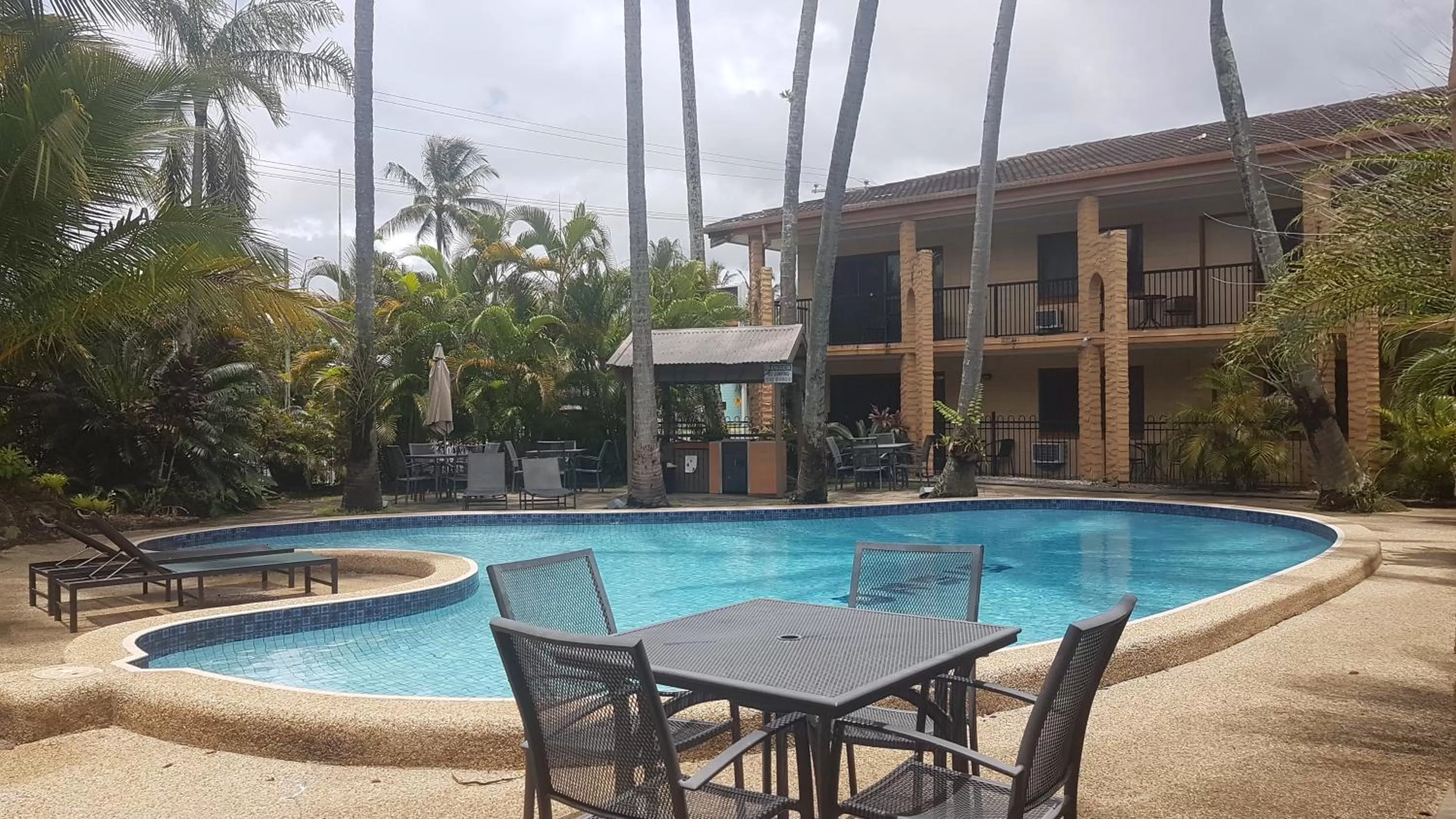 Swimming pool in Oasis Inn Apartments