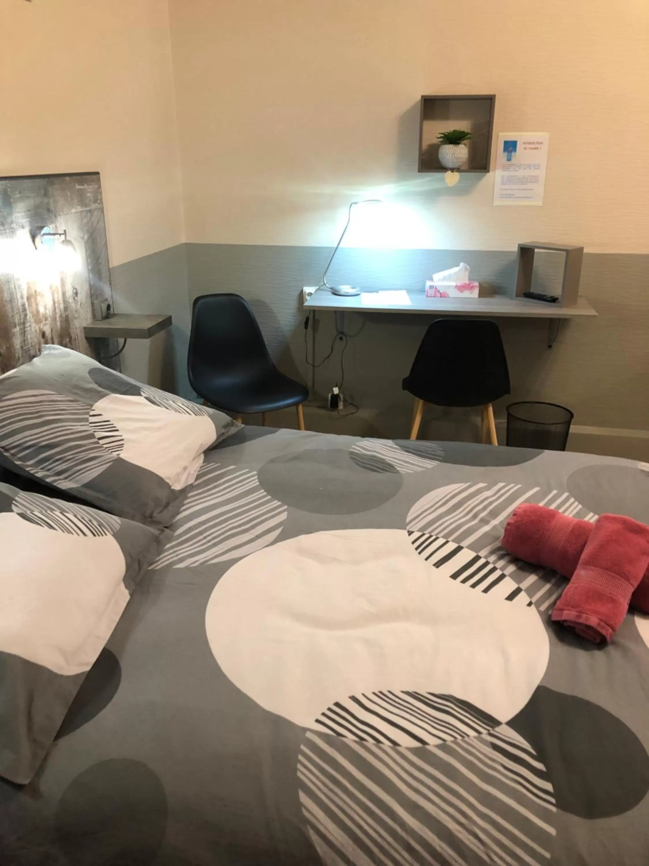 Photo of the whole room, Bed in Hotel des Remparts