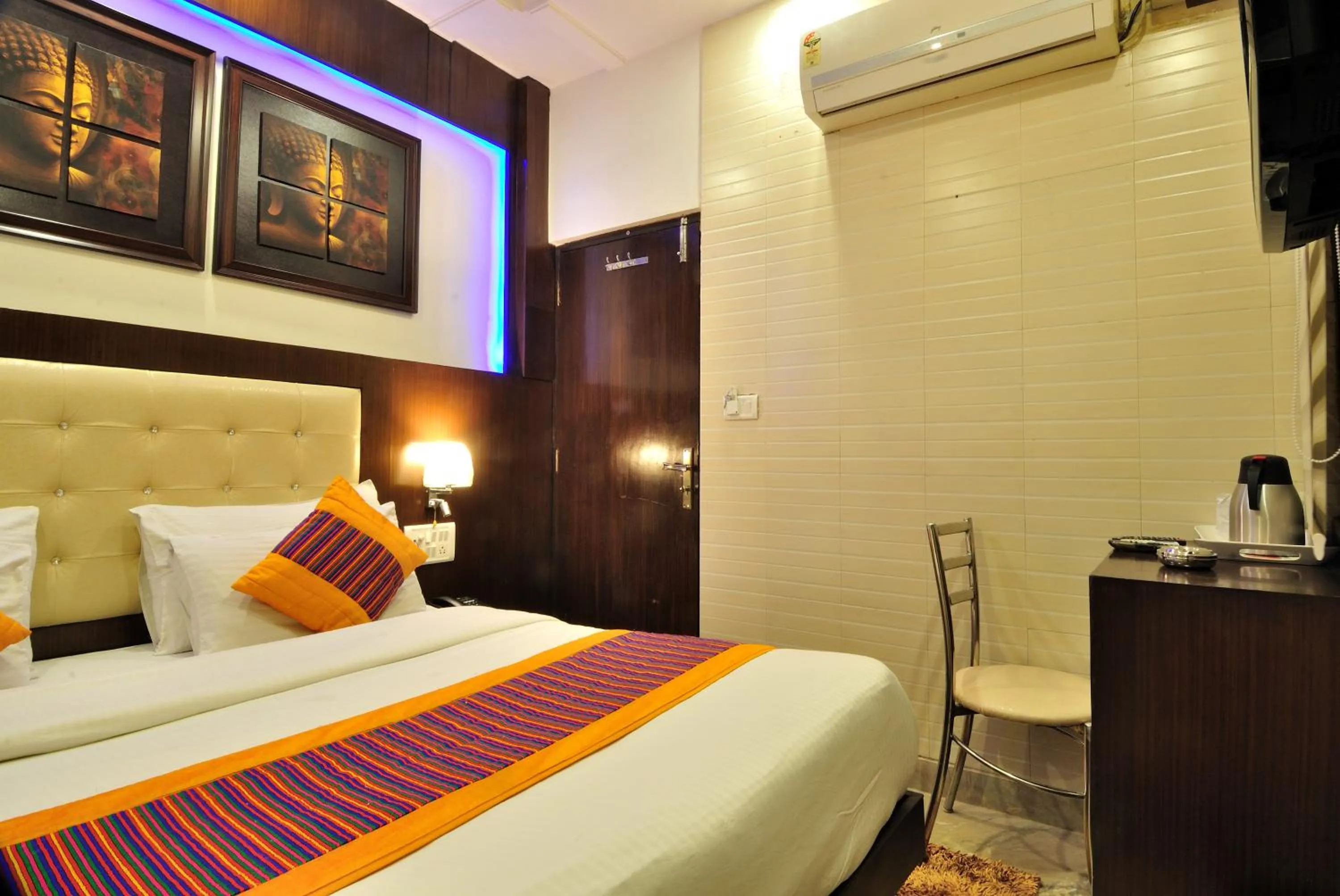 Bedroom, Bed in Hotel Nirmal Mahal - Paharganj - New Delhi