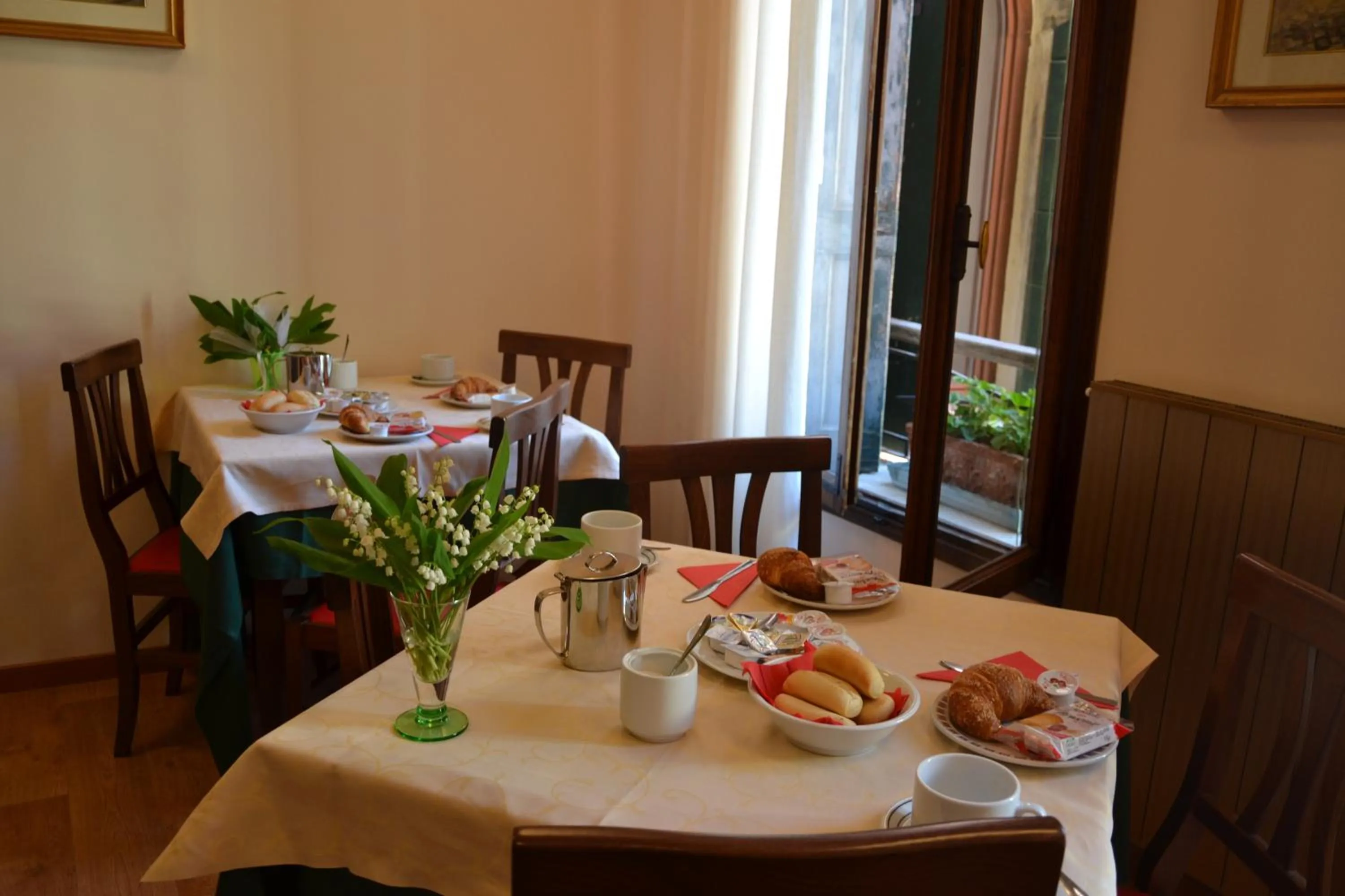 Restaurant/places to eat in Hotel Canada