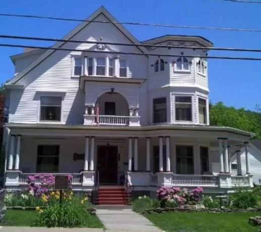 Facade/entrance in Victorian Charm Inn