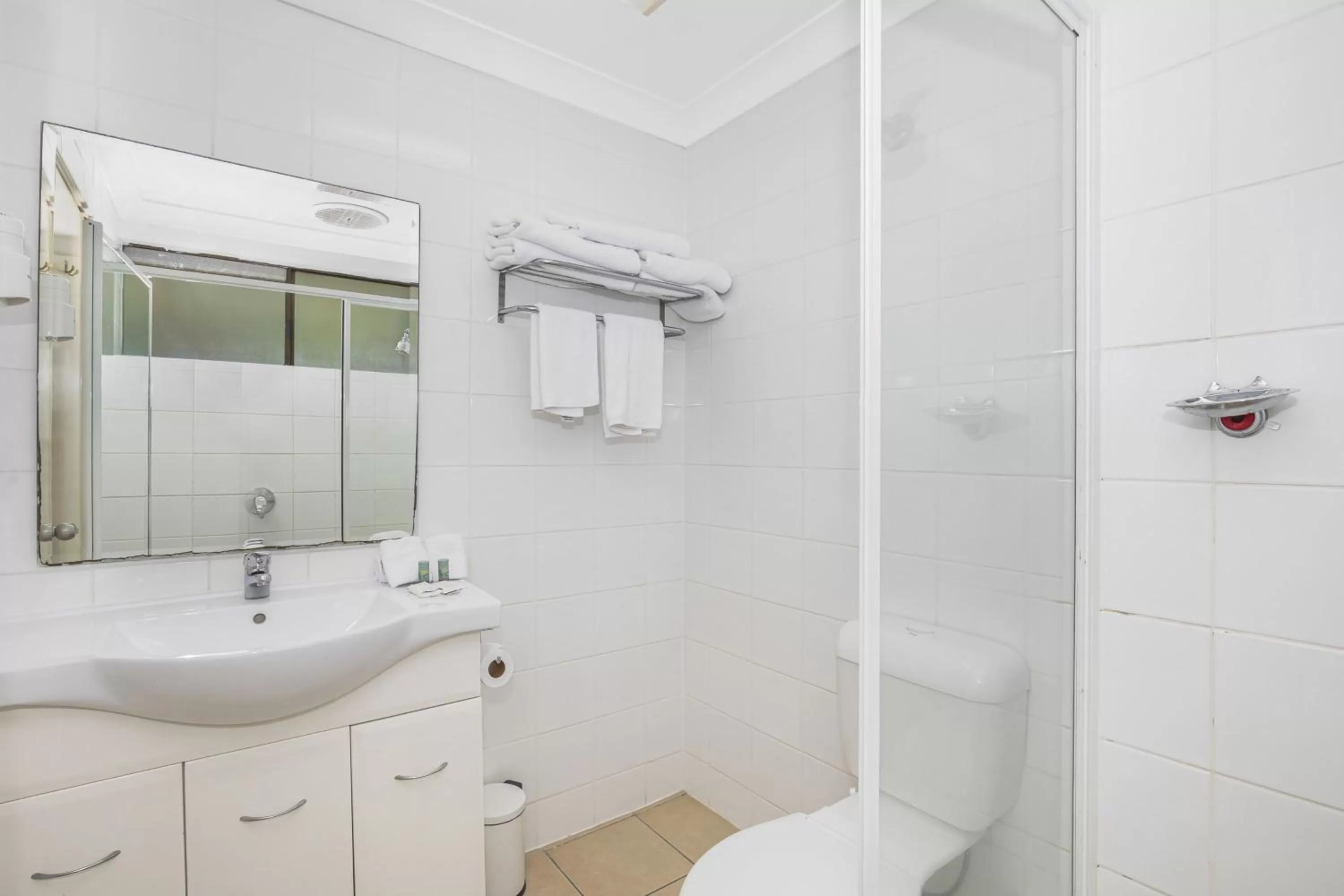 Bathroom in Best Western Airport 85 Motel