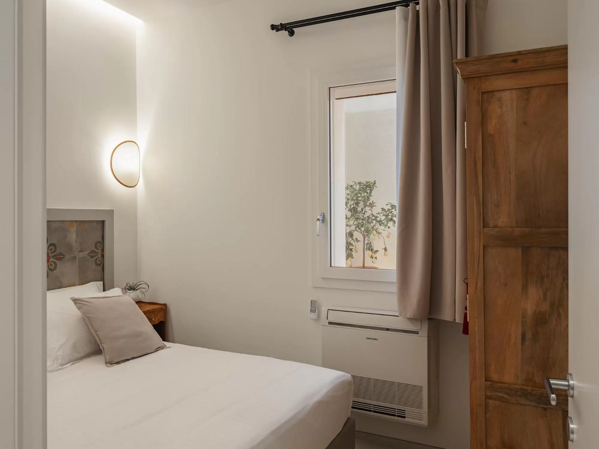 Bedroom, Bed in Living u HomeSuites