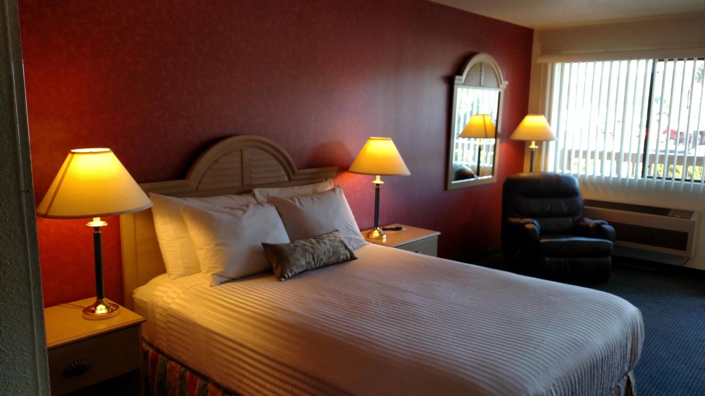 Bed in Lewis River Inn