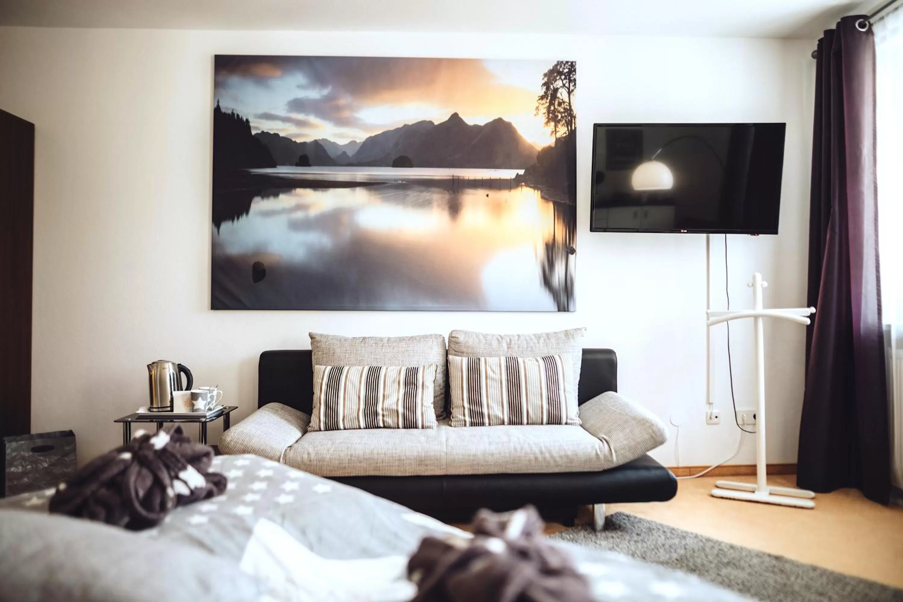 Bed, Seating Area in Das Hotel Stern 24h self-check-in