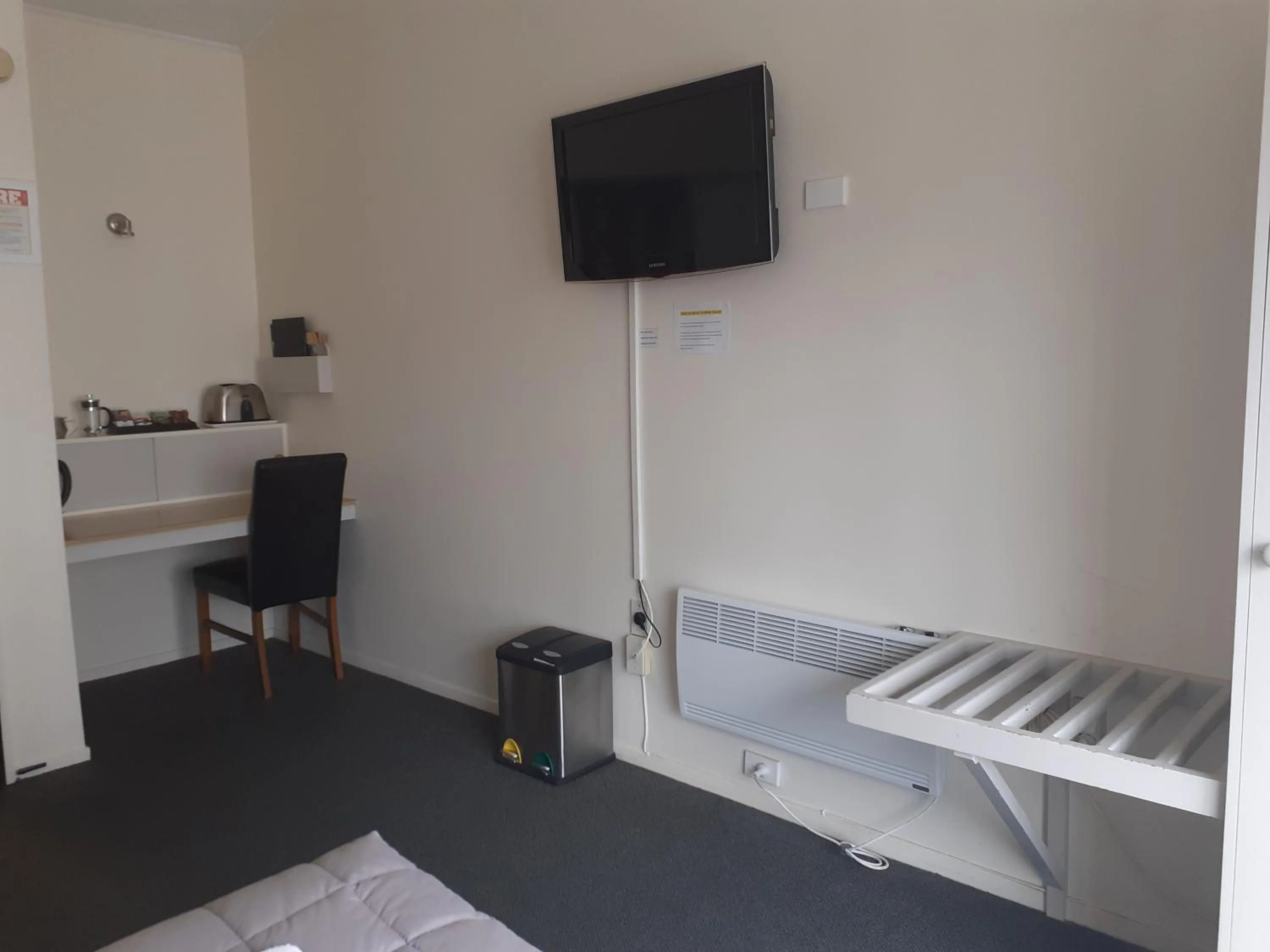 Coffee/tea facilities, Bed in The Coast Motel