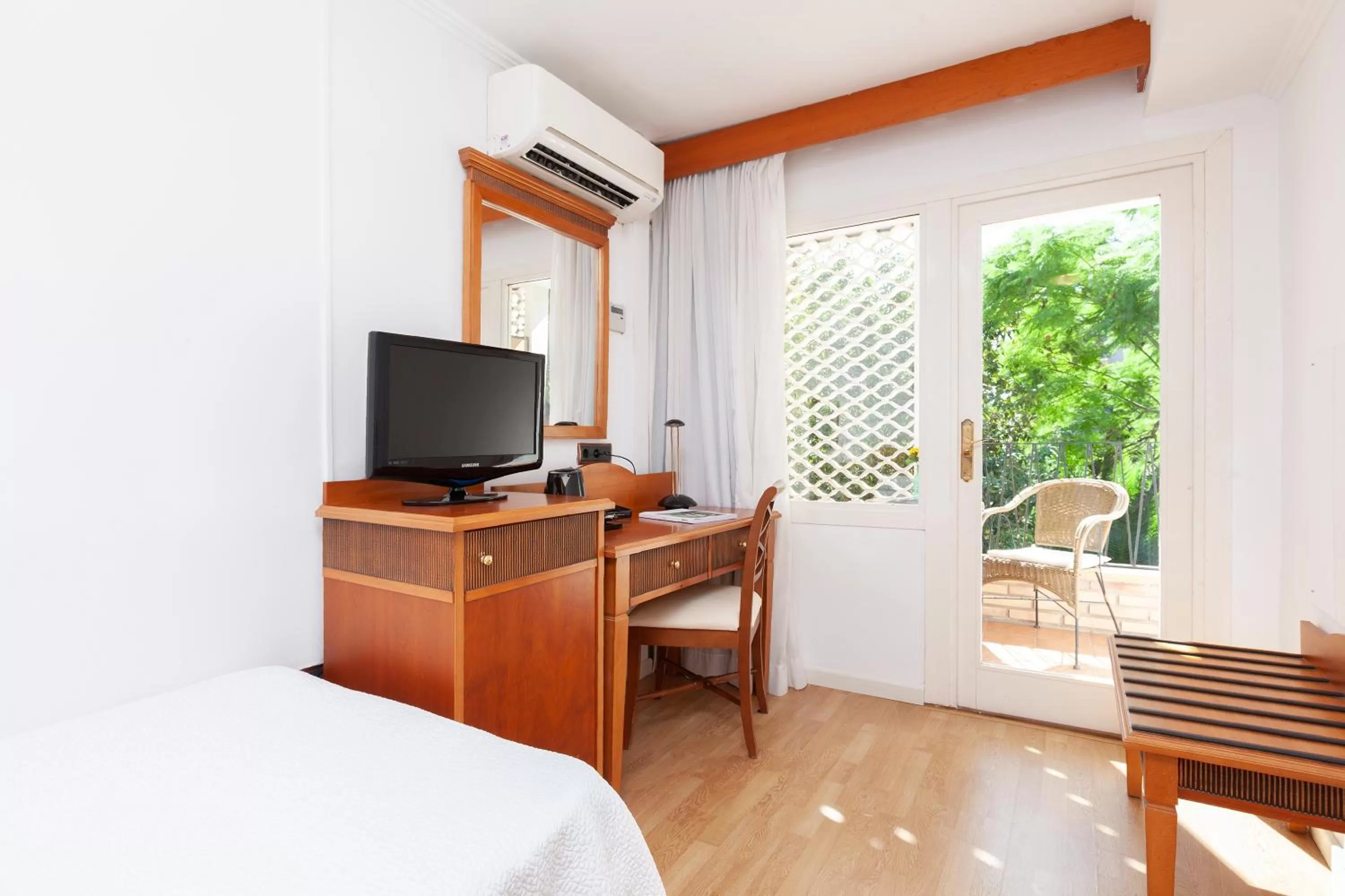 Photo of the whole room, Bed in Hotel Araxa - Adults Only