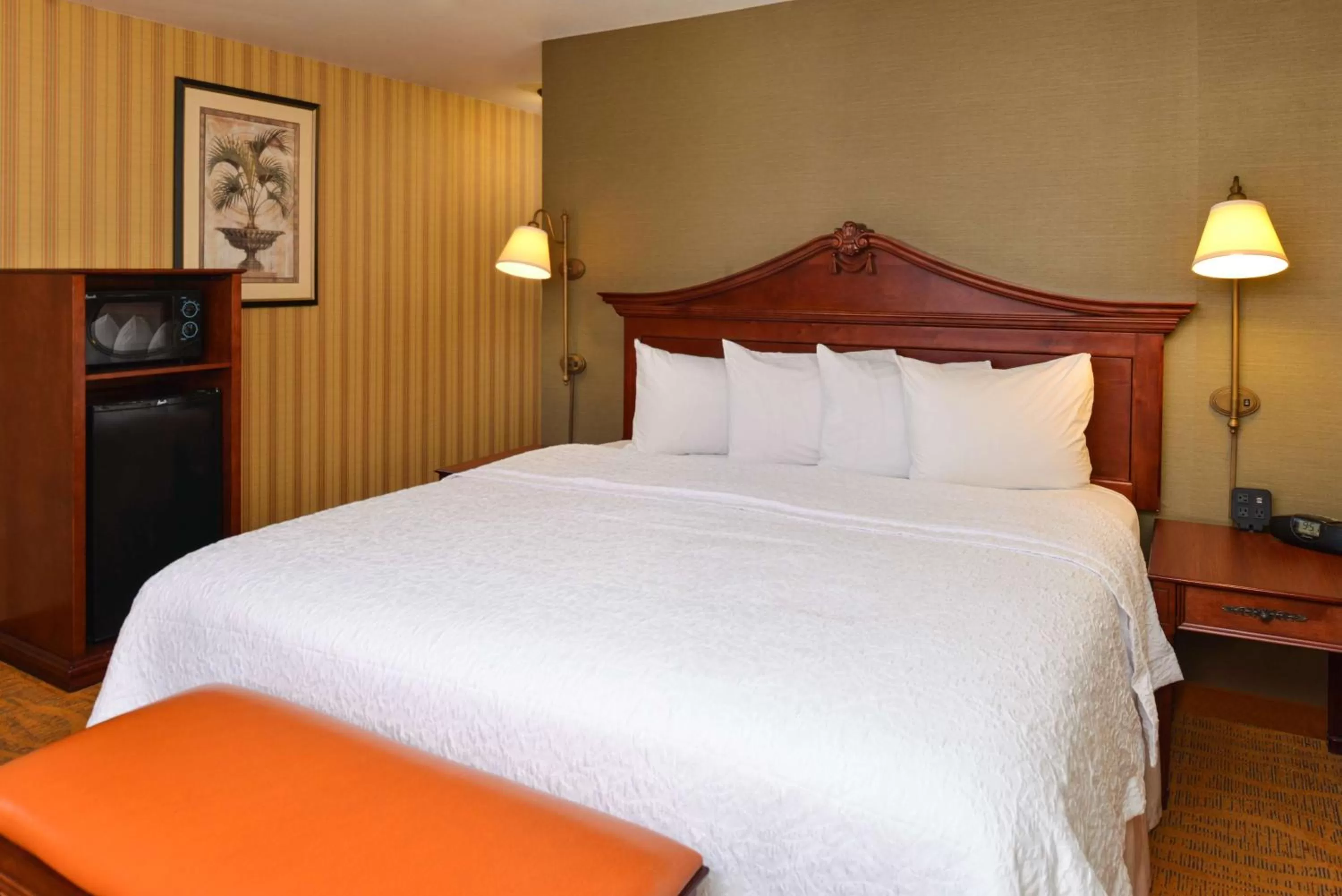 Bed in Hampton Inn & Suites - Coors Road
