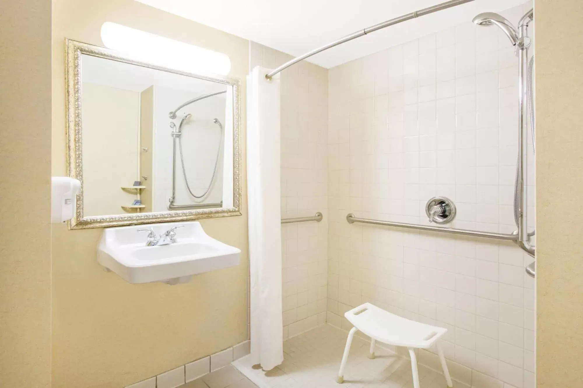 Deluxe King Room - Disability Access - Non-Smoking in Wingate by Wyndham Bentonville Deluxe King Room - Disability Access - Non-Smoking in Wingate by Wyndham Bentonville