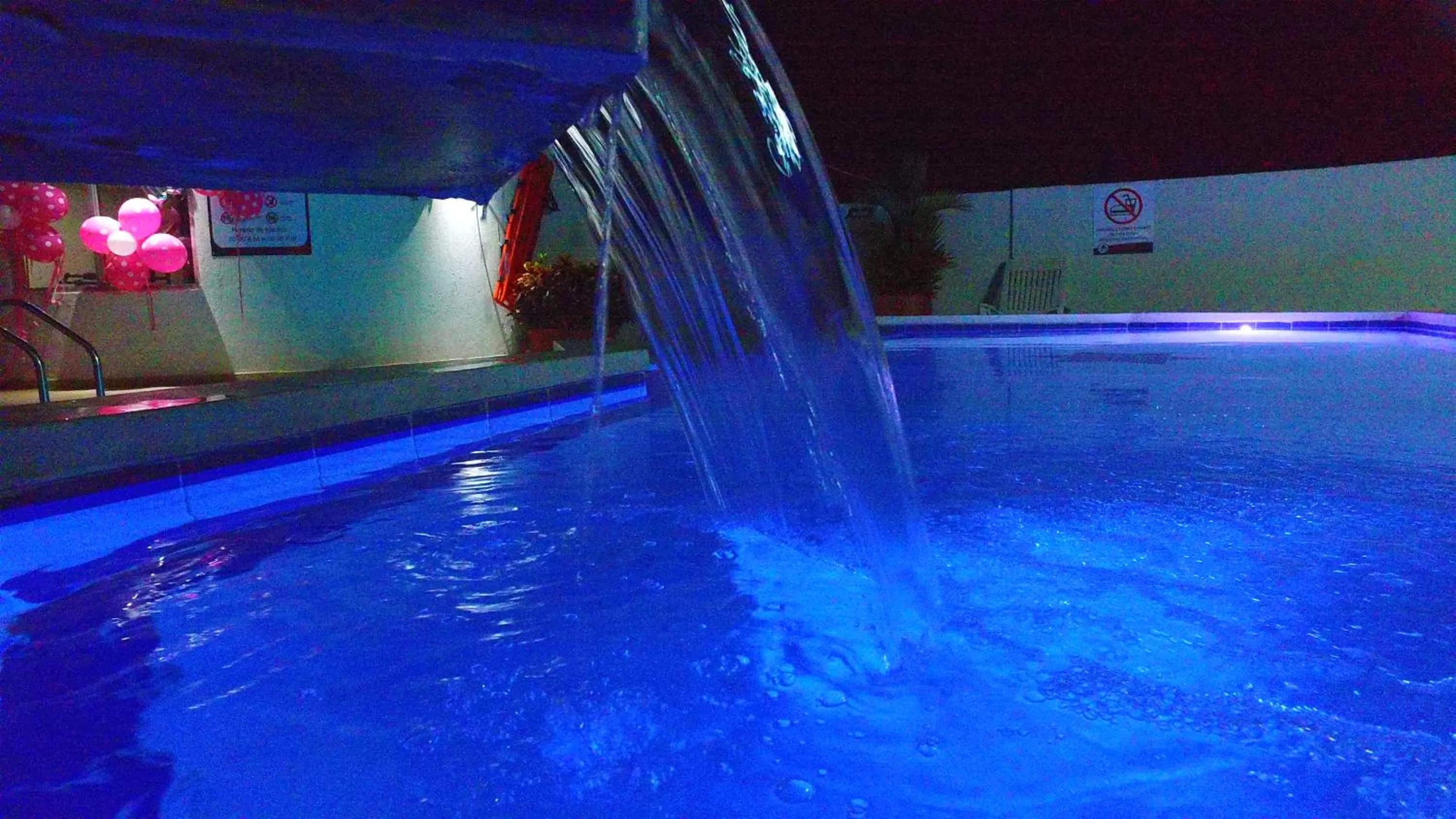 Swimming Pool in Hotel Cafe Plaza