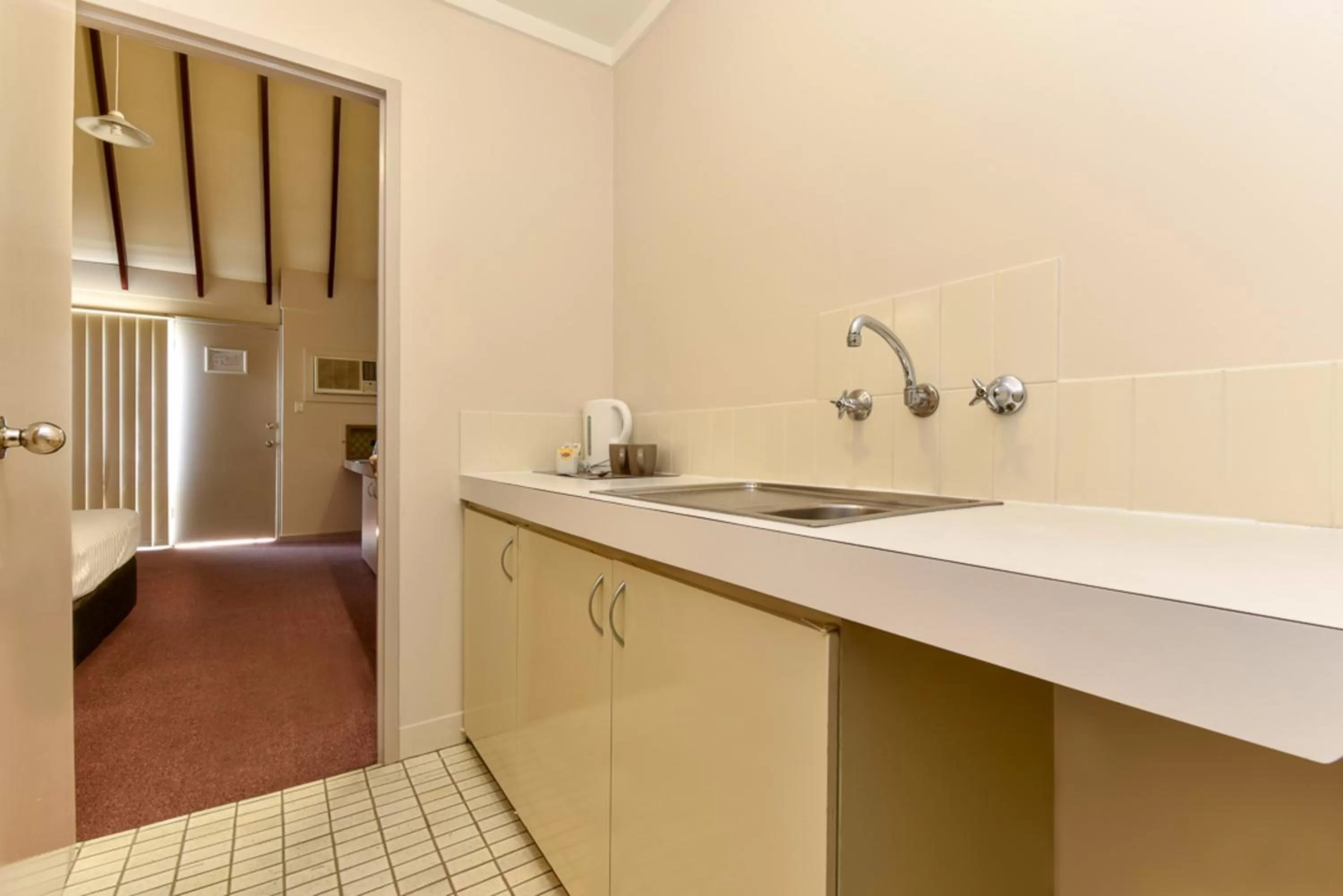 Kitchen or kitchenette in Sanno Marracoonda Perth Airport Hotel