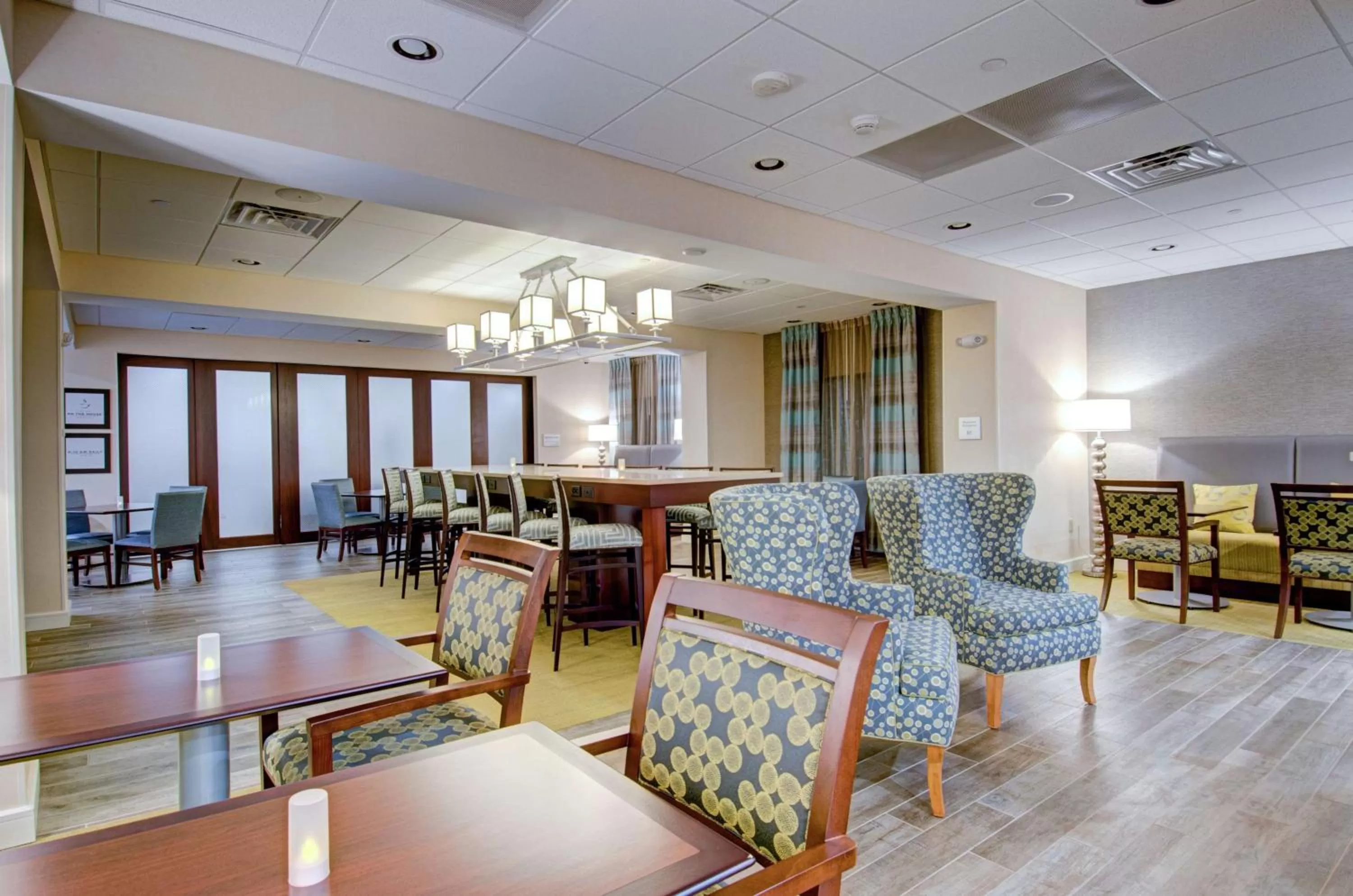 Dining area in Hampton Inn Boston - Westborough