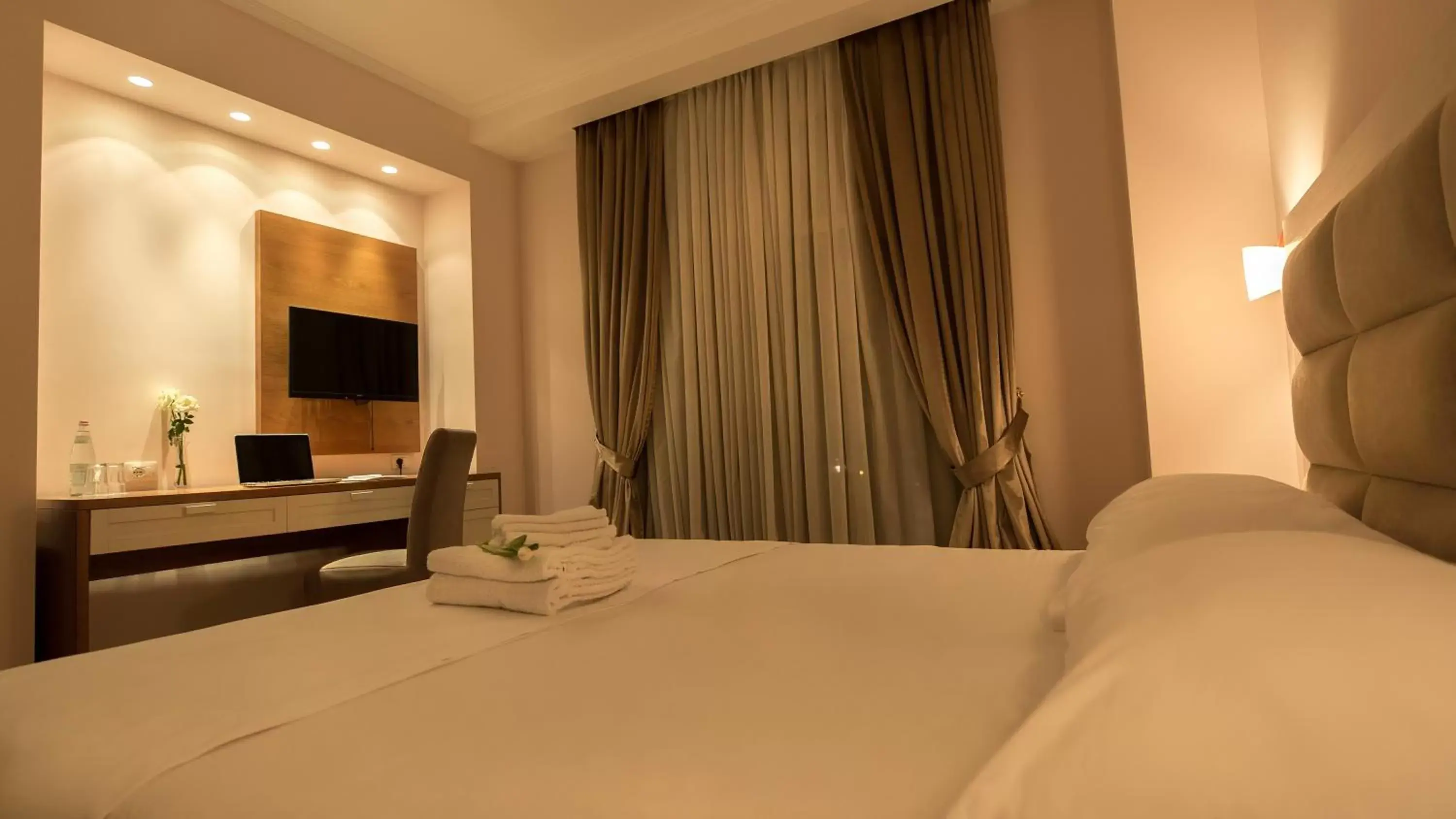 Deluxe Double Room with Balcony in Royal Hill Hotel Deluxe Double Room with Balcony in Royal Hill Hotel