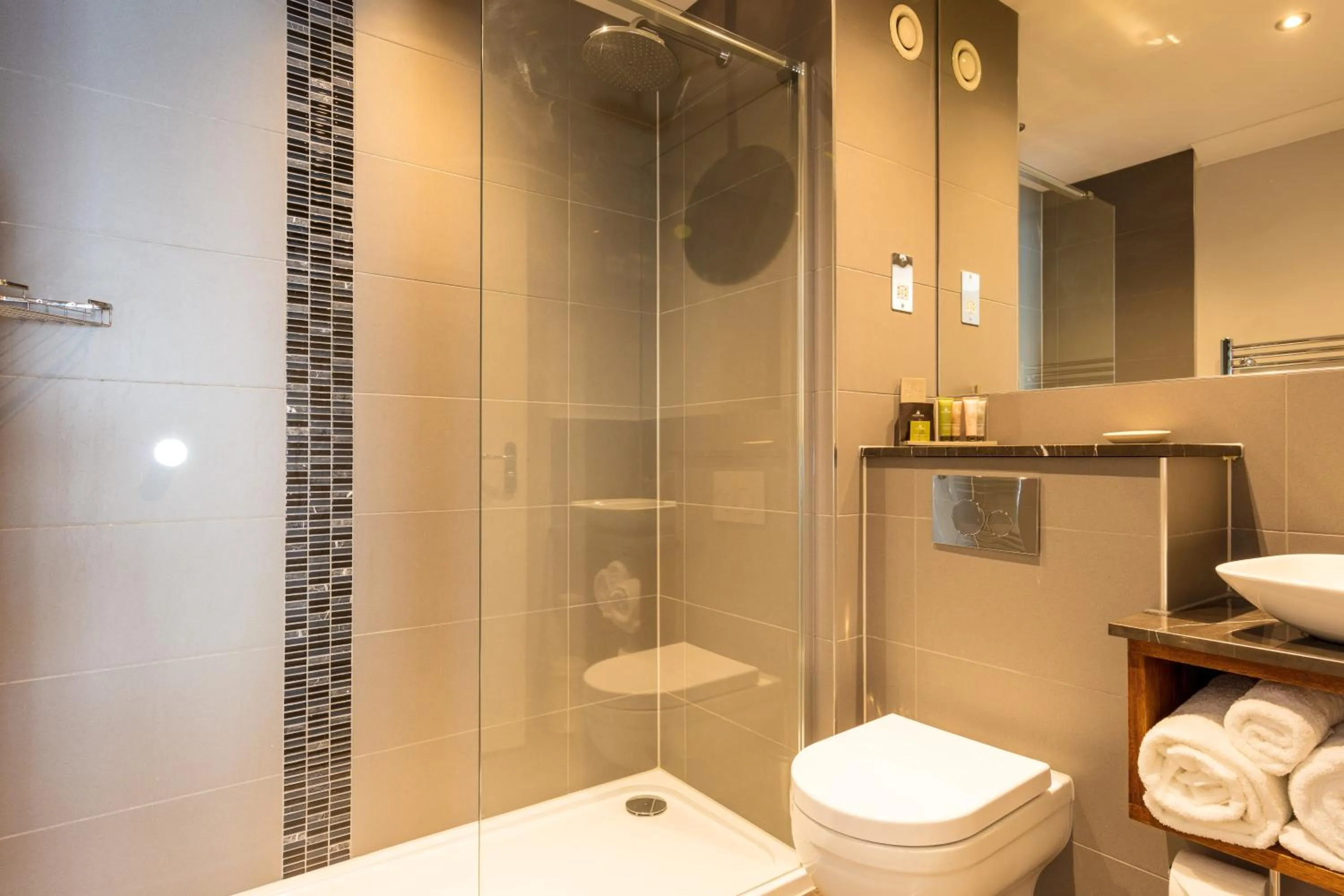 Bathroom in Dukes Head Hotel