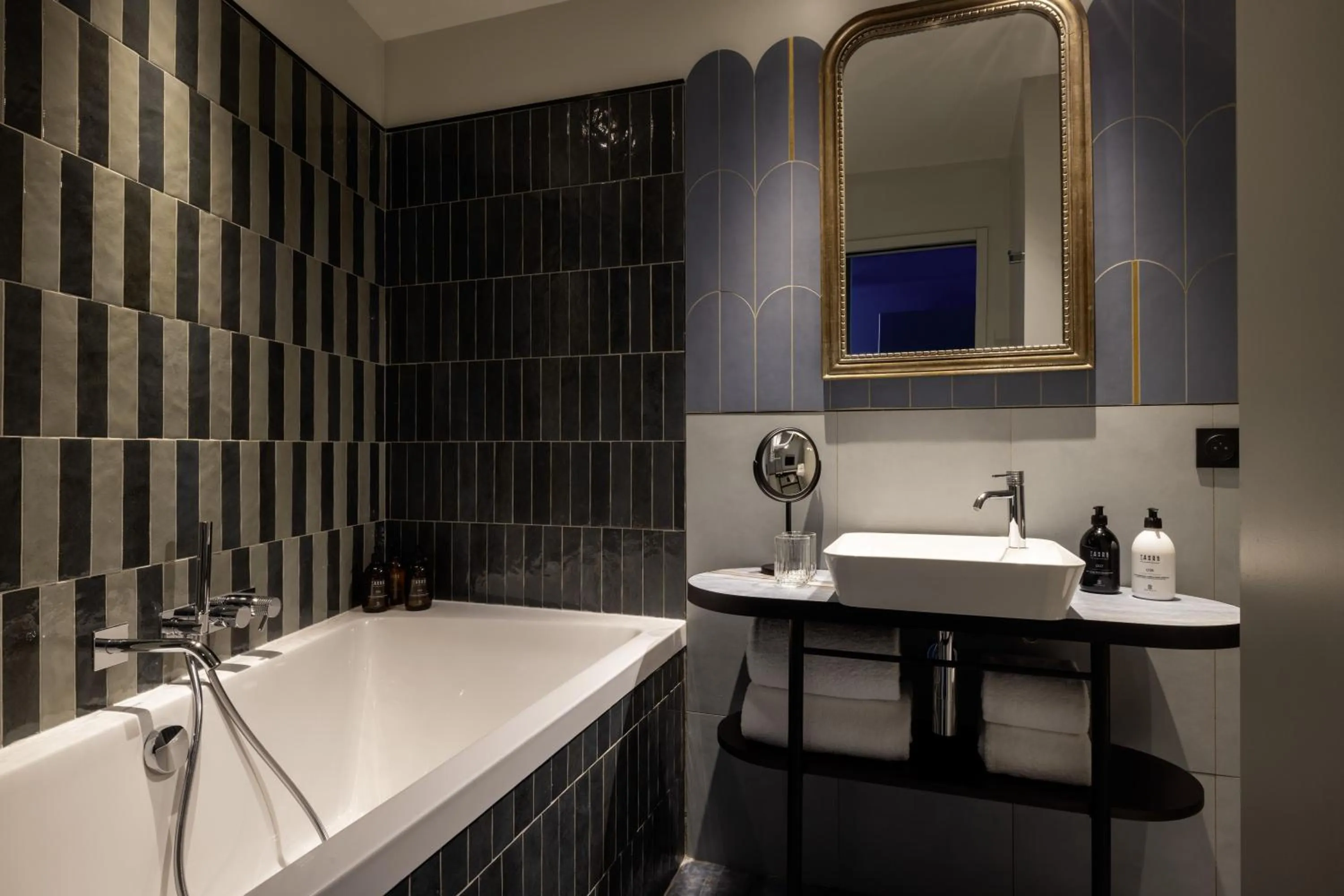 Bathroom in Hotel L de Lutece - Notre-Dame