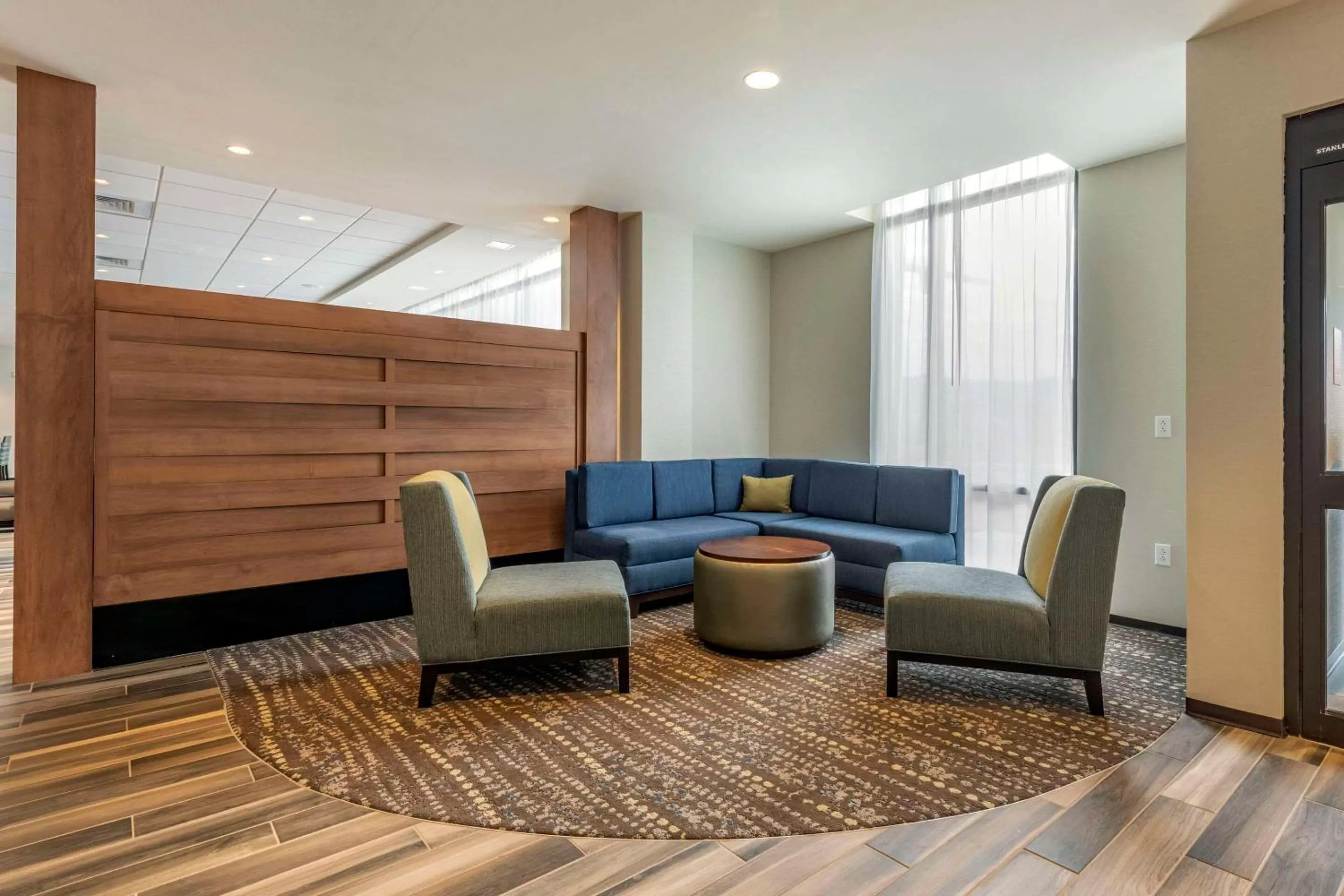 Lobby or reception in Comfort Inn & Suites Pittsburgh-Northshore