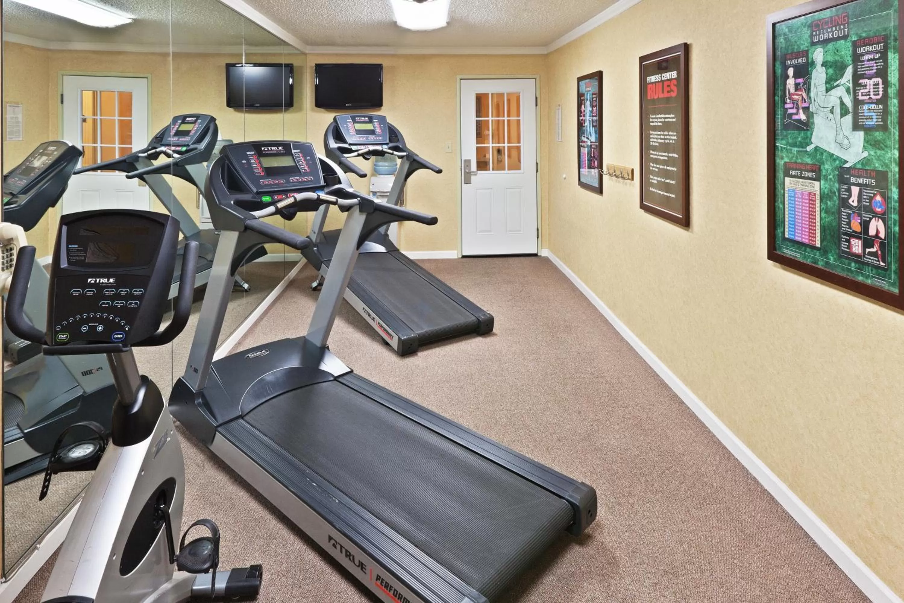 Fitness centre/facilities in Ramada by Wyndham Santa Fe