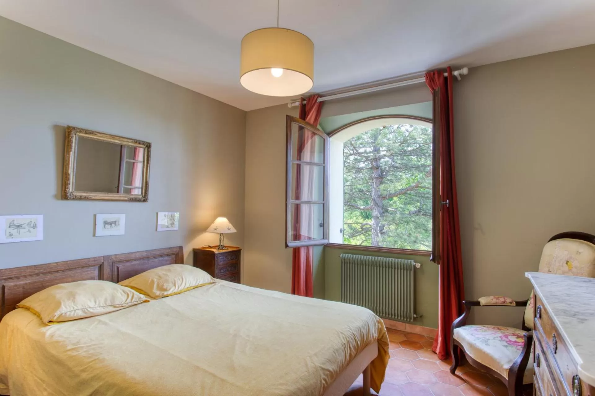 Deluxe Family Suite in Mas de Bacalan