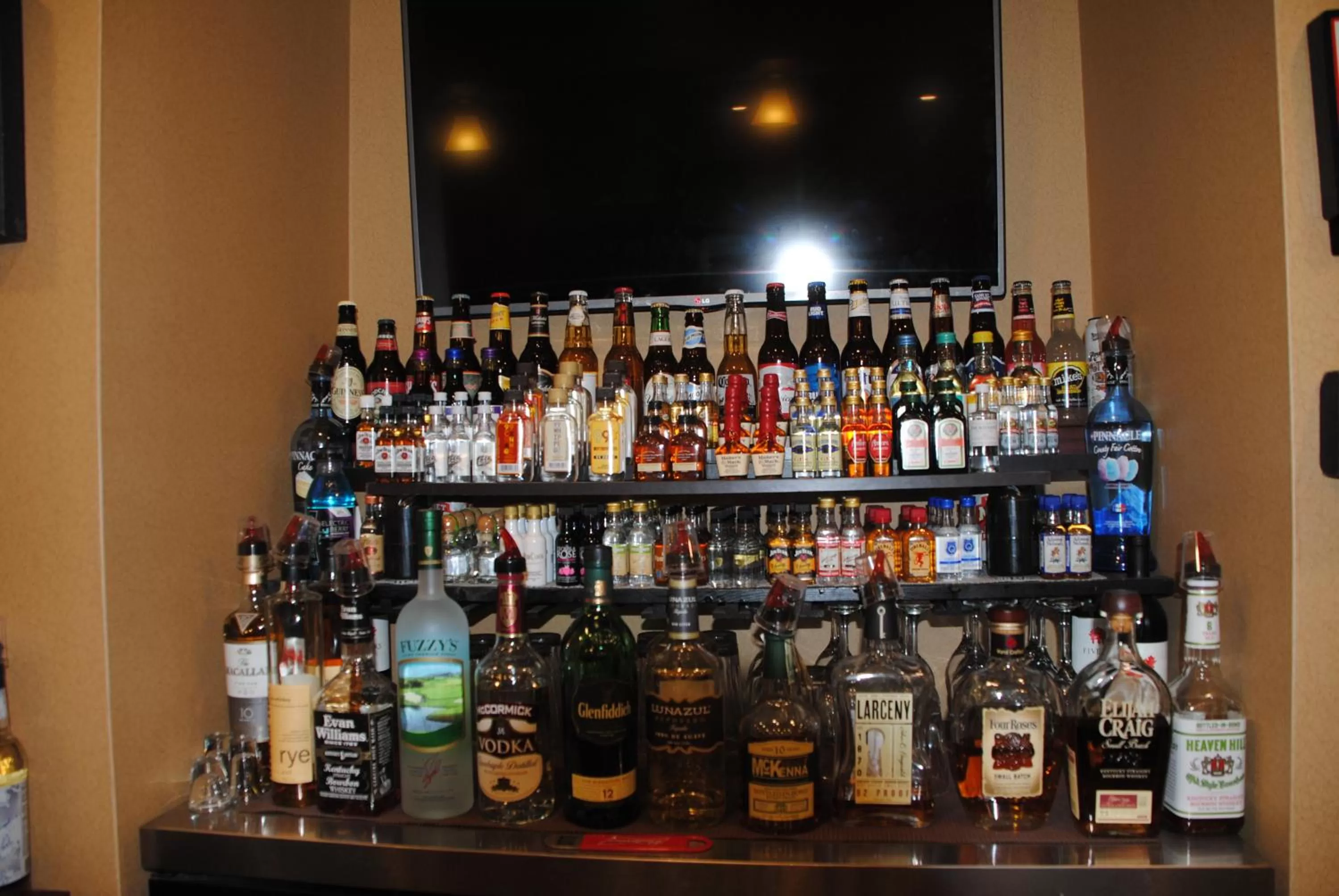 Alcoholic drinks in Cobblestone Hotel & Suites - Charlestown