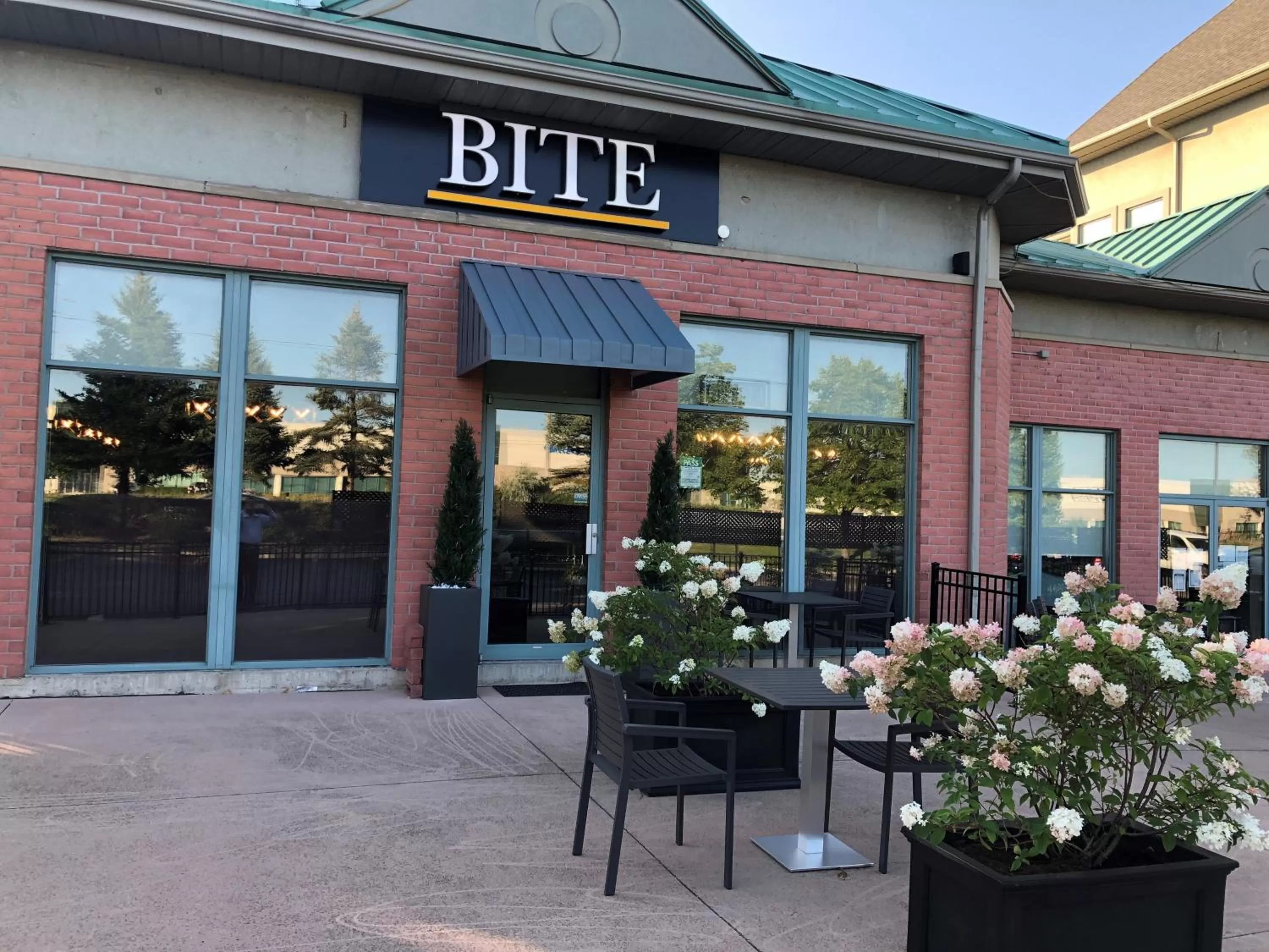 Food and drinks in Best Western Plus Travel Hotel Toronto Airport