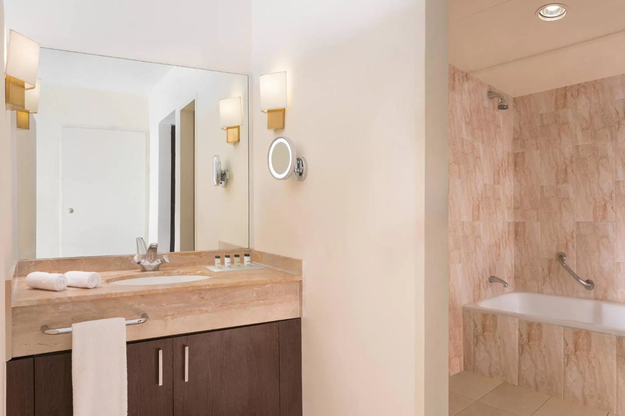 Club Suite, Tower Lounge access level, 1 King, City view in Abuja Continental Hotel