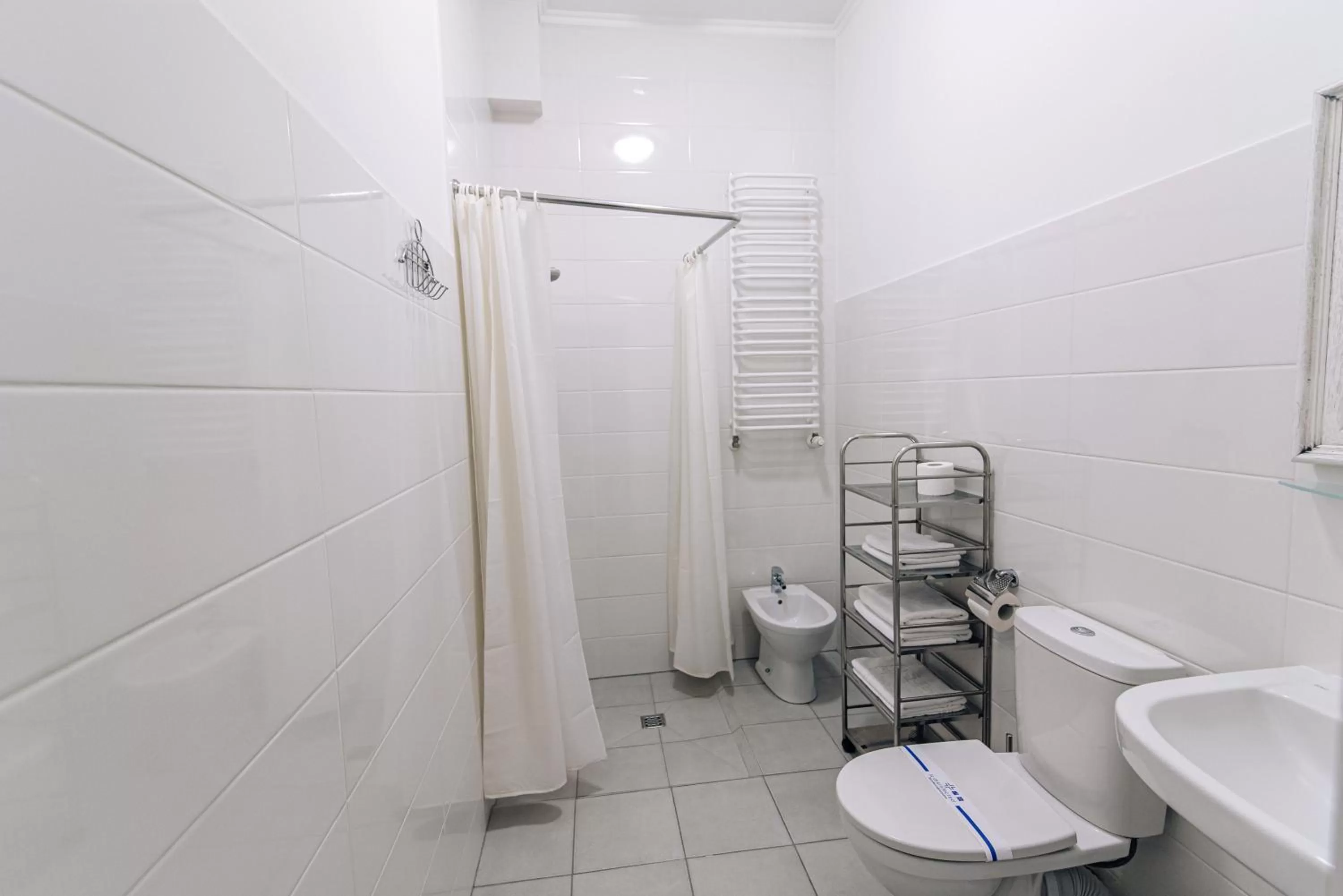 Shower in Gold Georg Palace Hotel