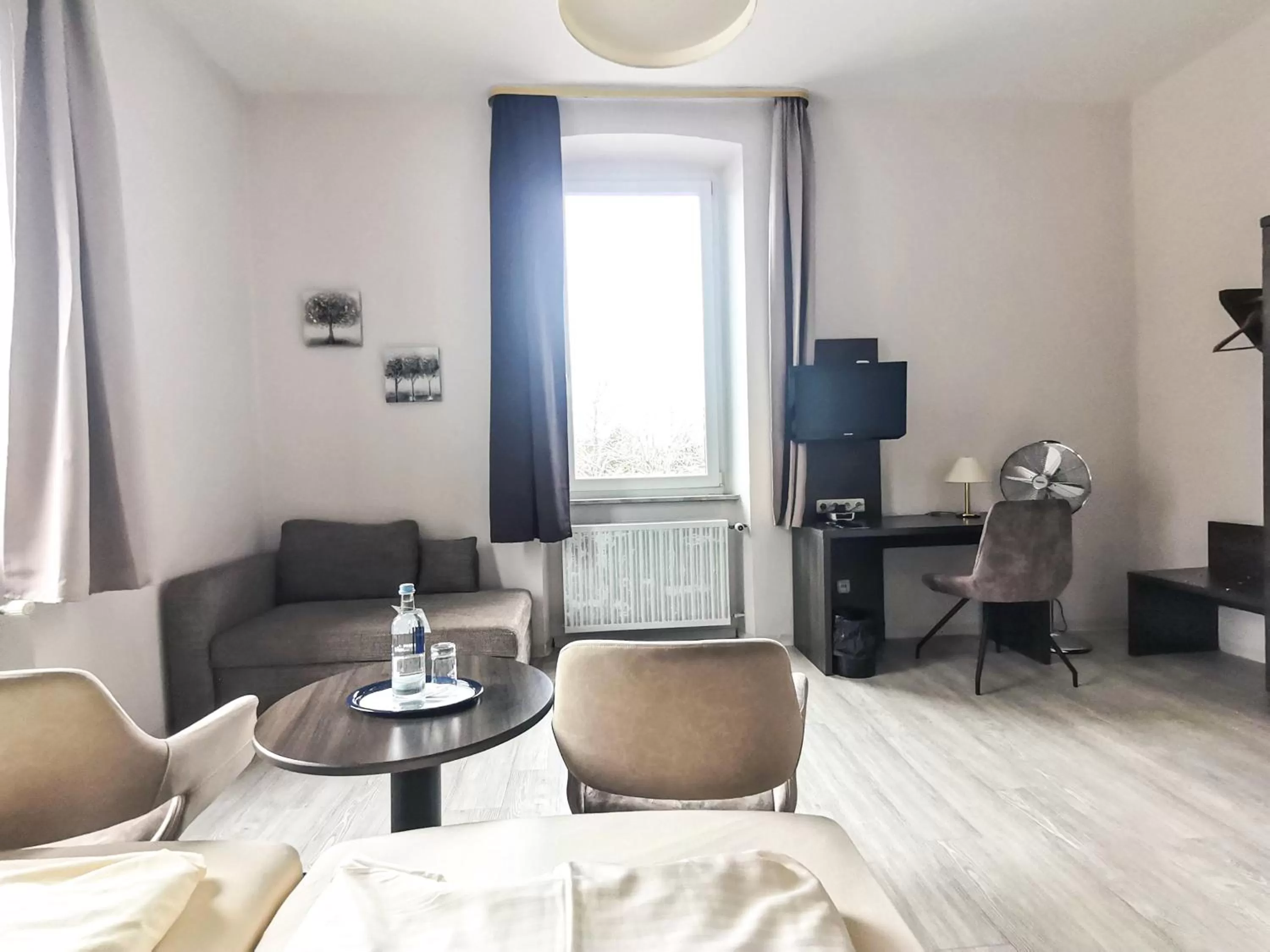 Bed, Seating Area in Hotel Kitzinger Hof an der B8