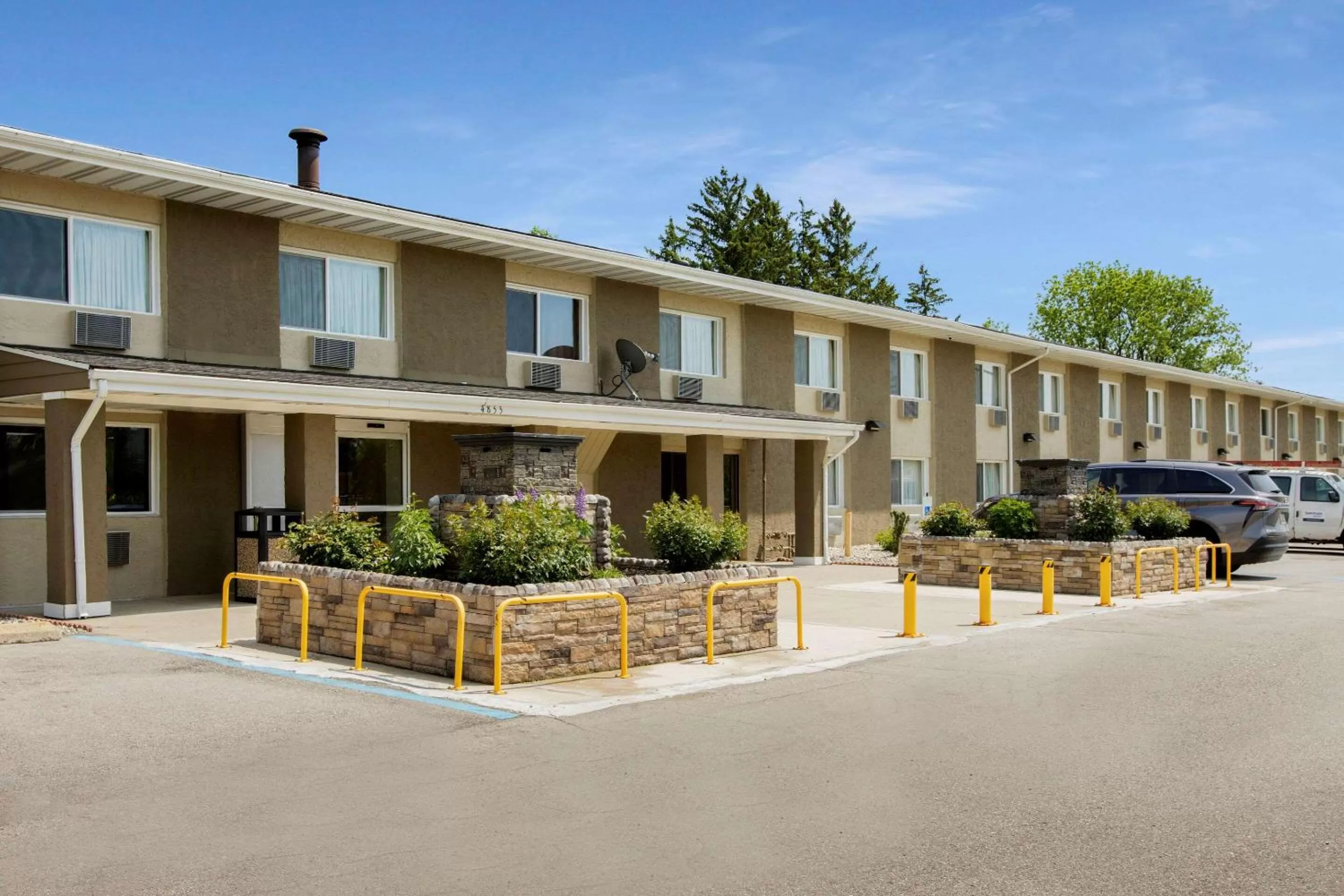 Property building in Rodeway Inn & Suites Grand Rapids Southeast