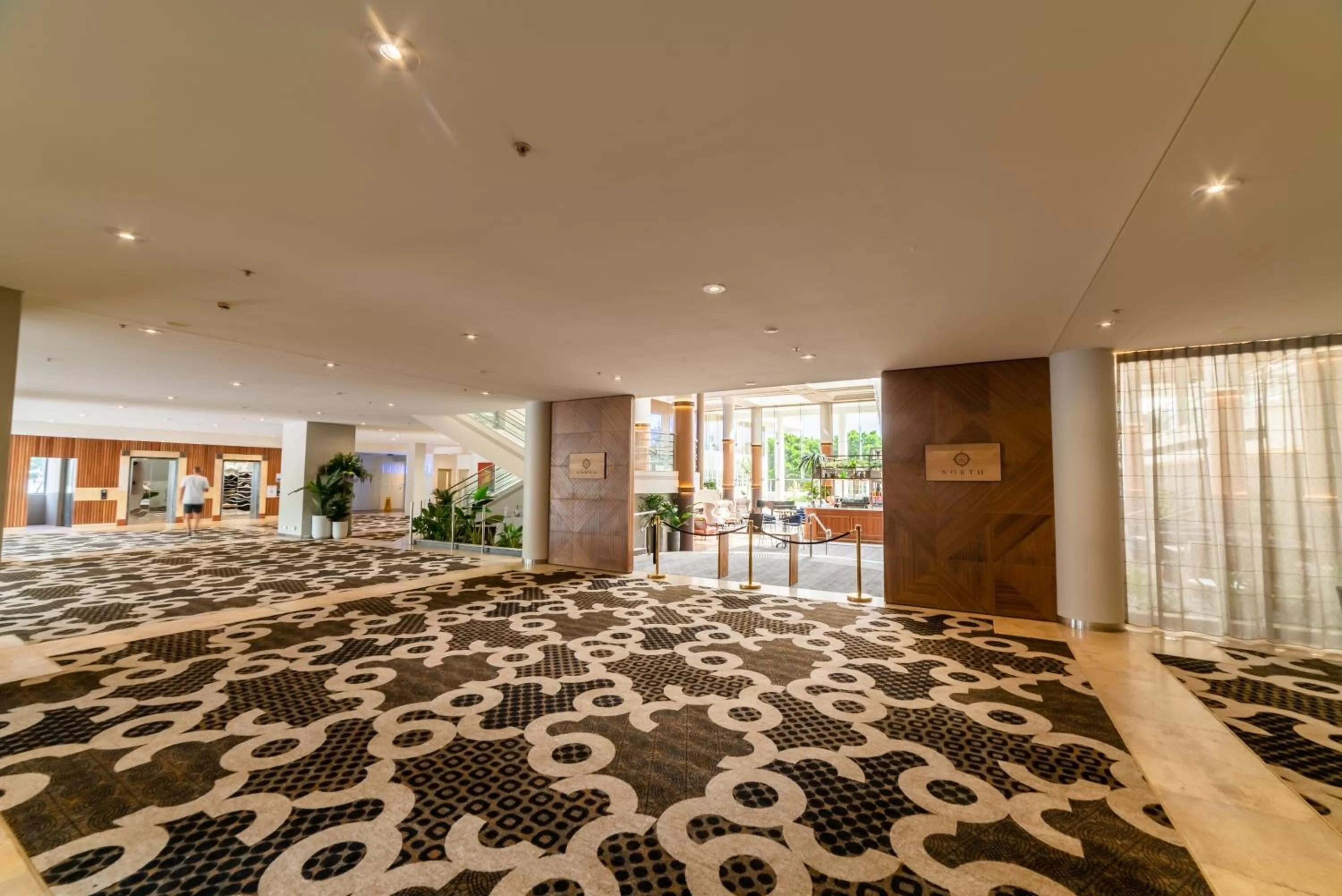 Lobby or reception, Bed in Novotel Wollongong Northbeach