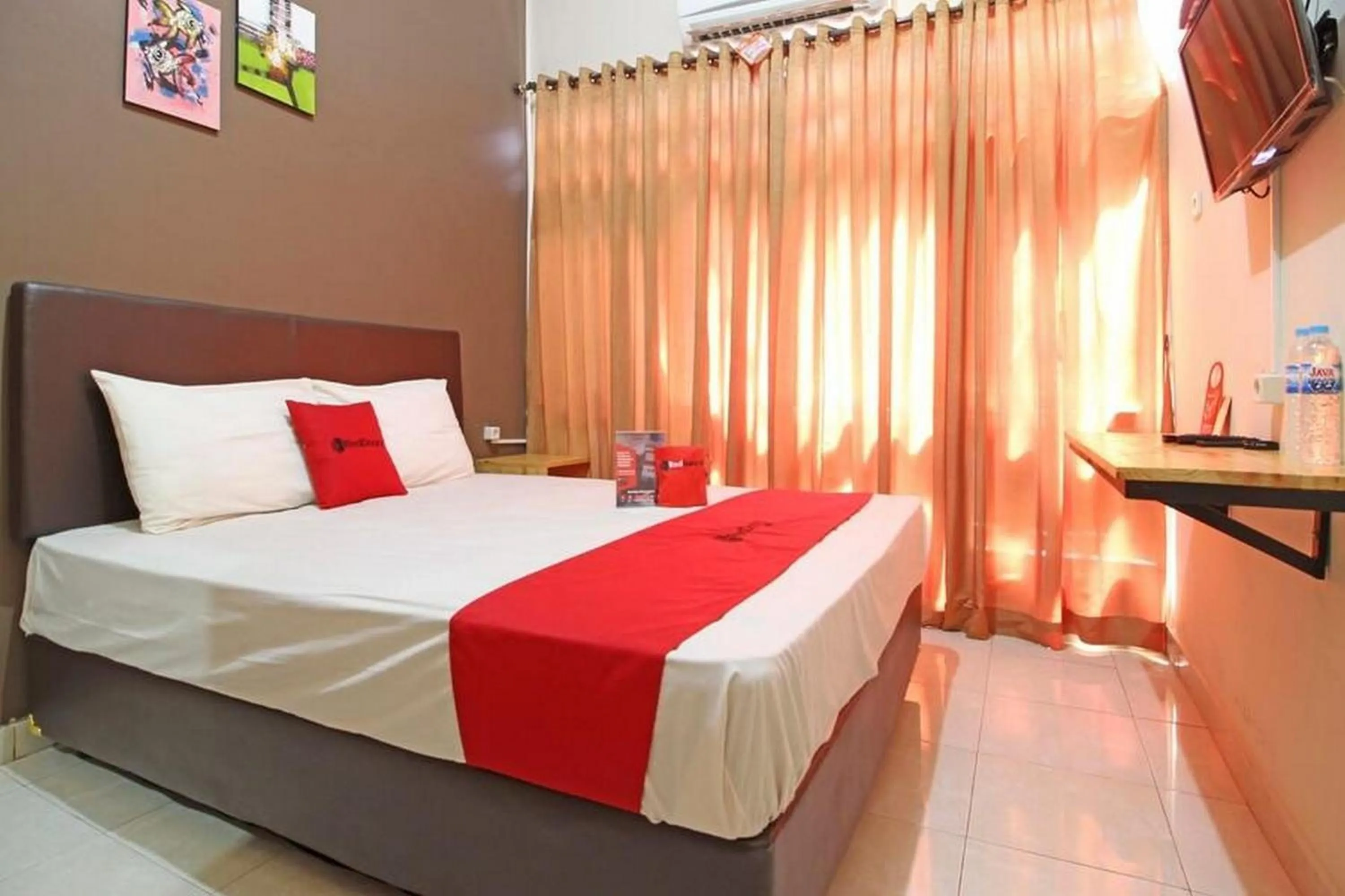 Bed in RedDoorz near Pojok Beteng Prawirotaman