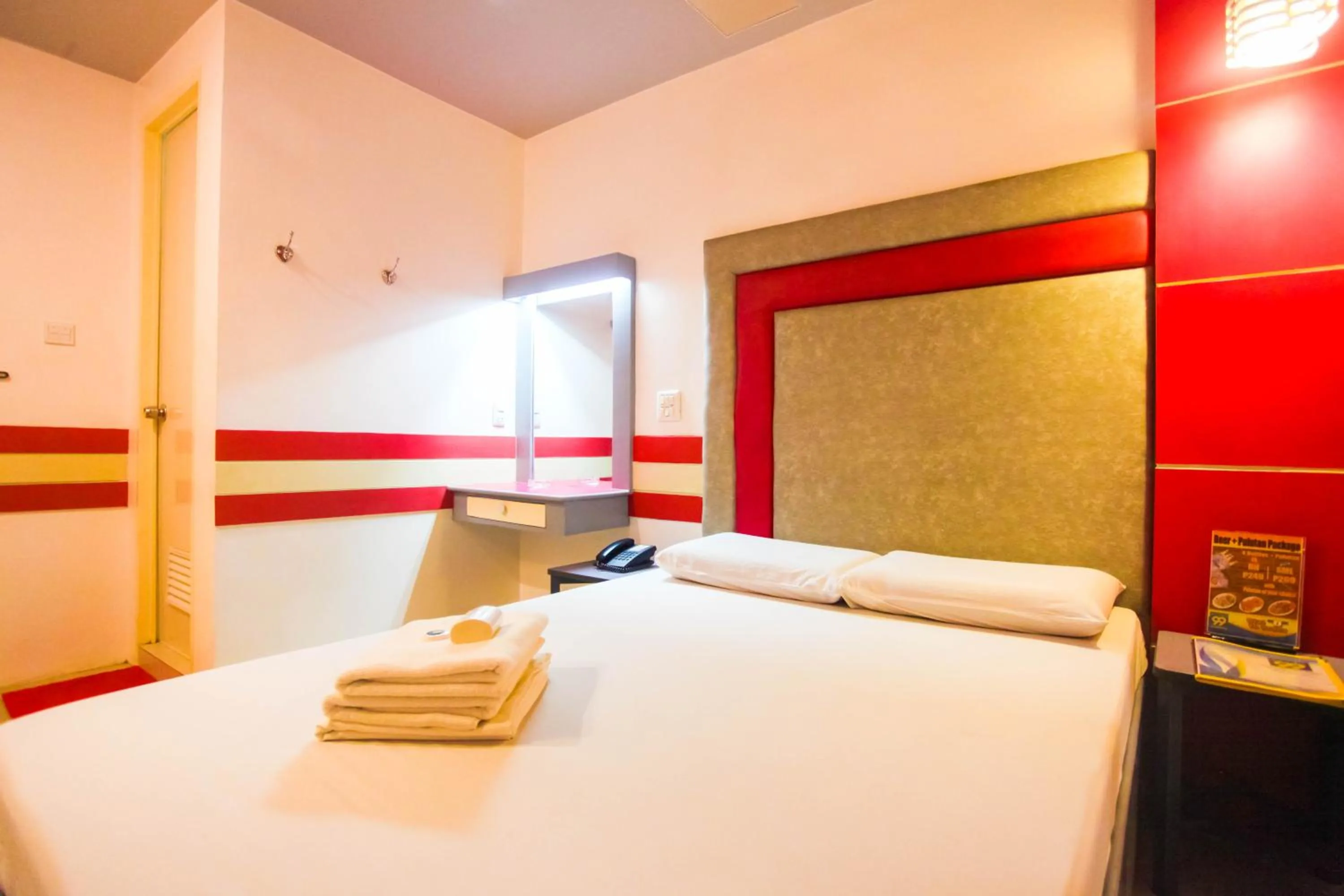 Bedroom, Bed in Hotel 99 Monumento