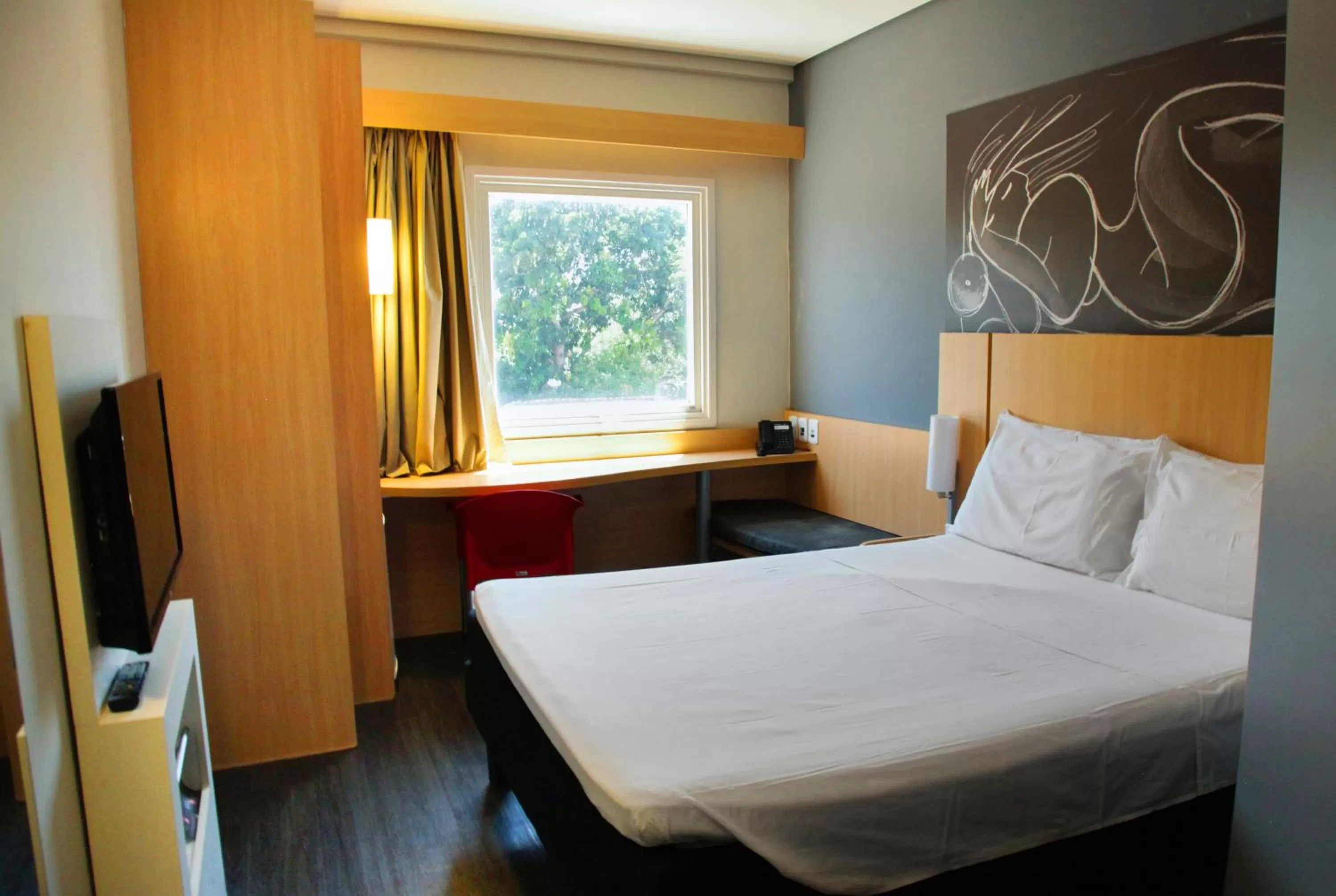 Photo of the whole room, Bed in Ibis Bacabal