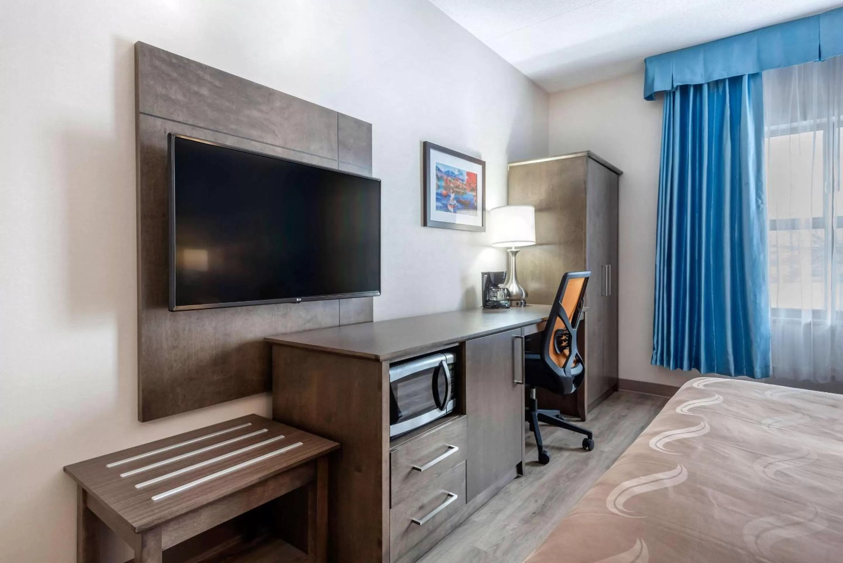 Photo of the whole room, Bed in Quality Suites