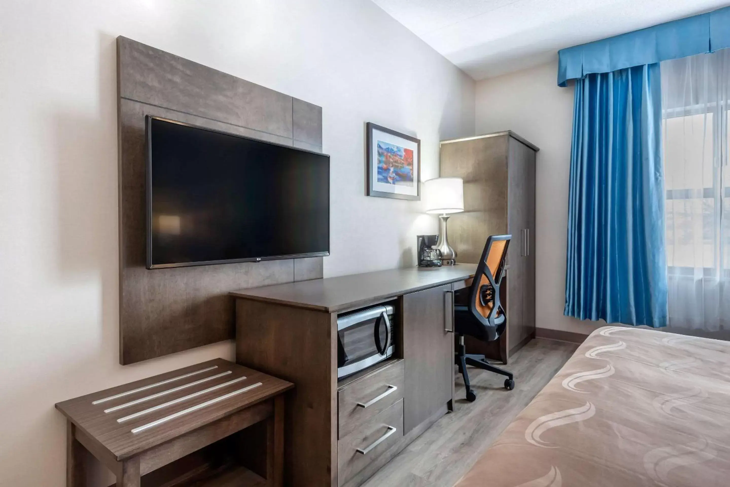 Queen Room - Non-Smoking in Quality Suites Queen Room - Non-Smoking in Quality Suites