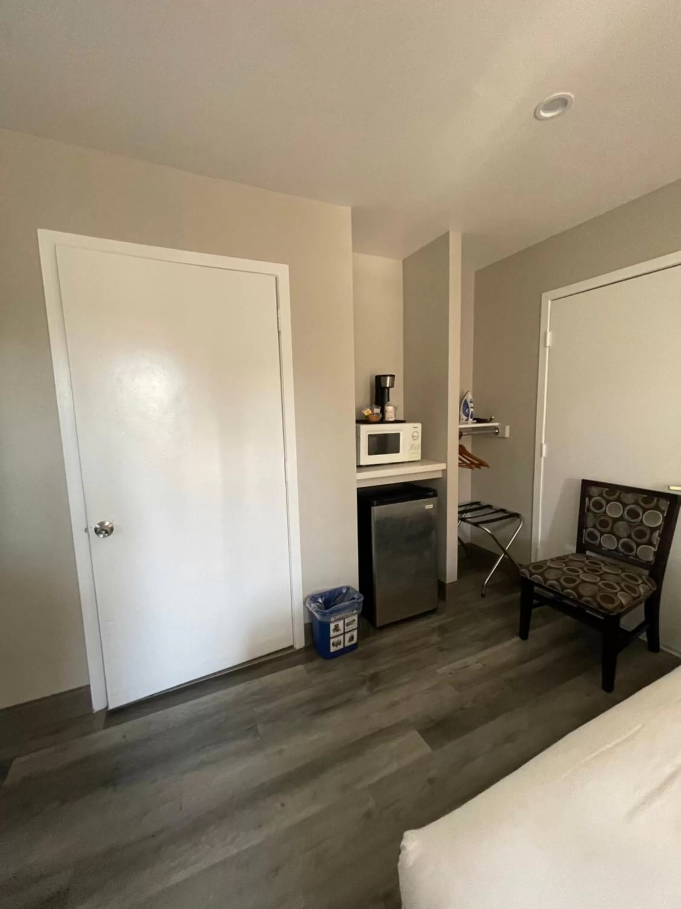 Seating area, Bed in University Inn at San Luis Obispo
