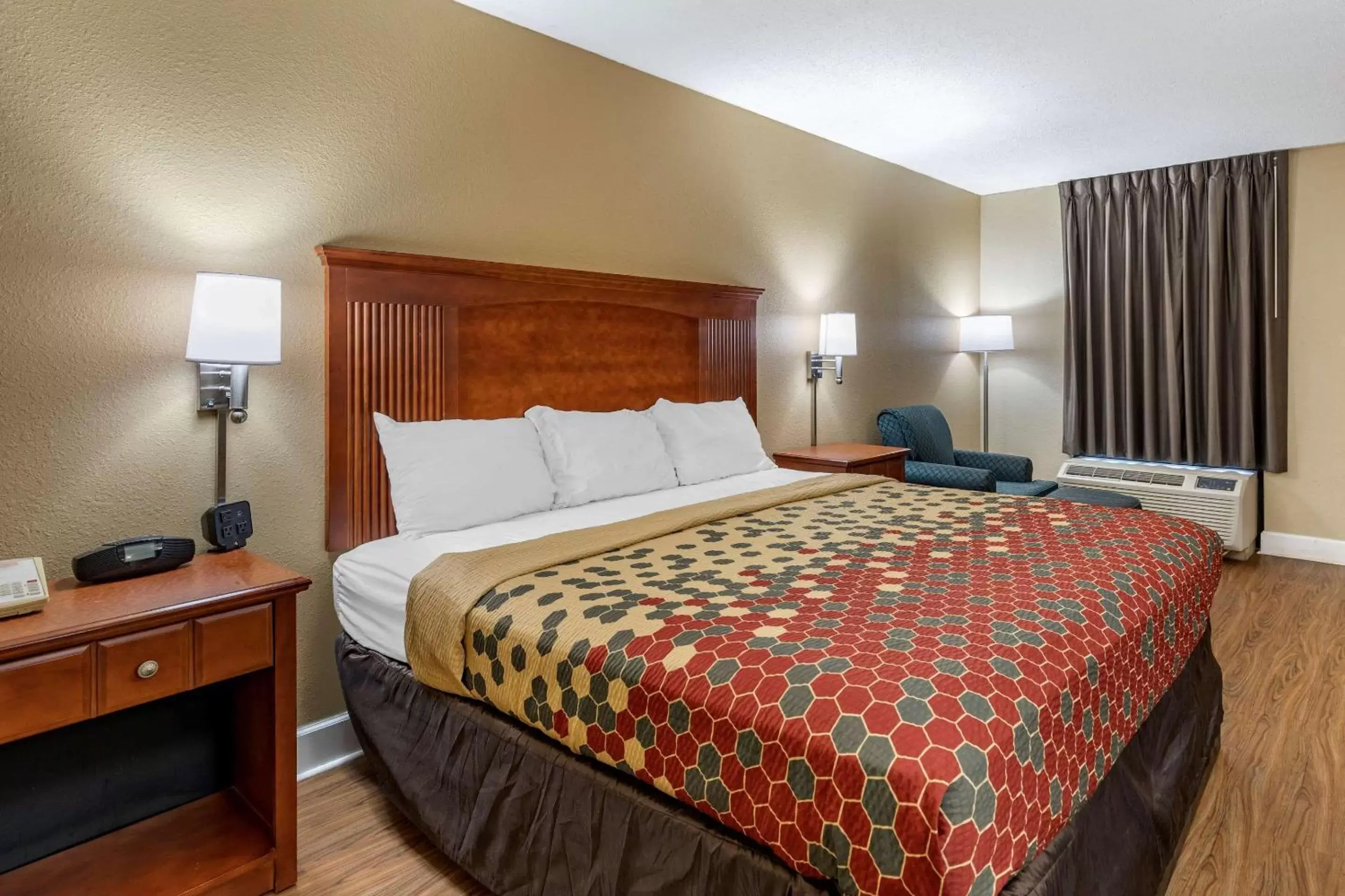 Accessible Room. 1 King Bed, Accessible Tub, Non Smoking in Econo Lodge Cordele Accessible Room. 1 King Bed, Accessible Tub, Non Smoking in Econo Lodge Cordele