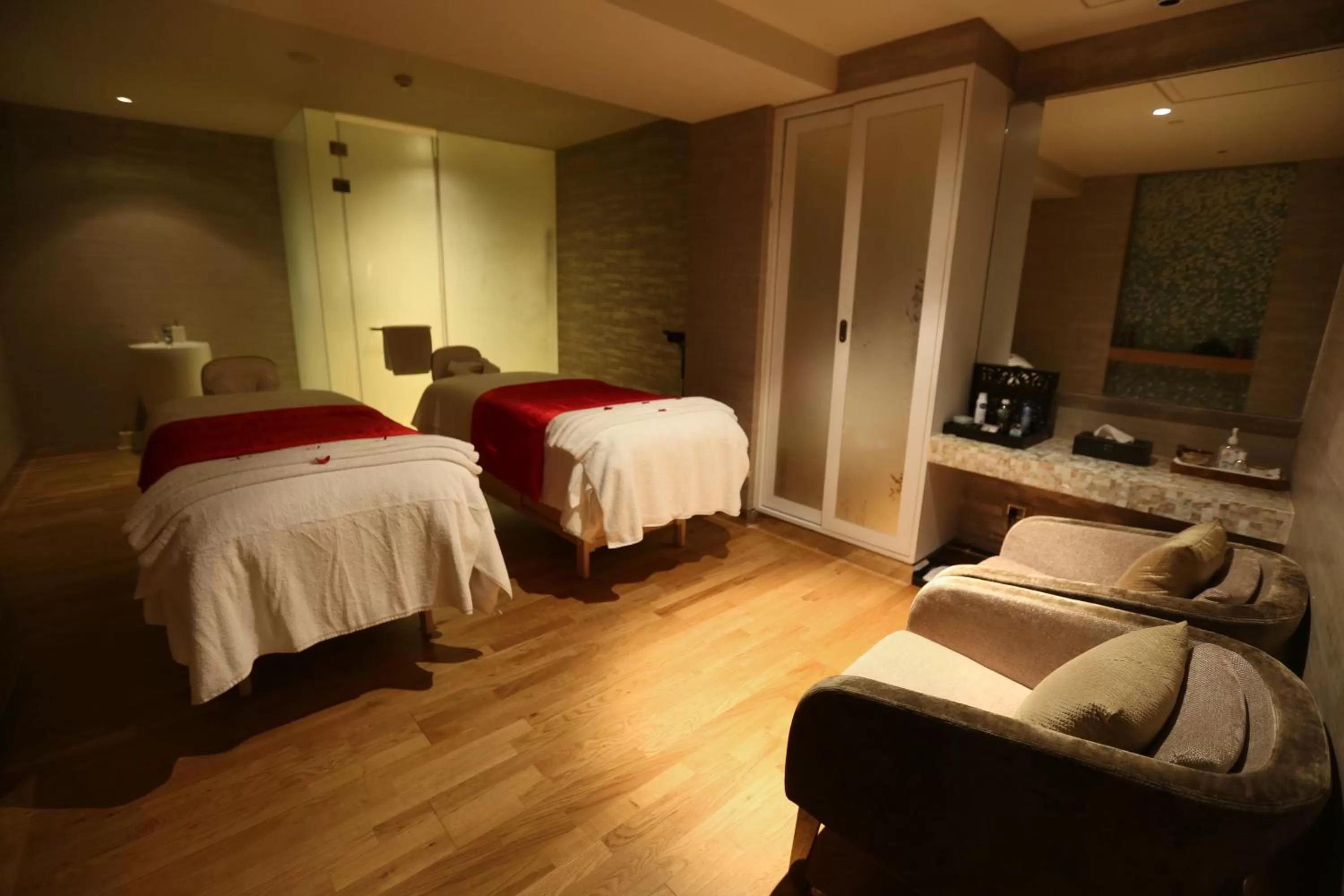 Spa and wellness centre/facilities, Bed in Novotel New Delhi Aerocity