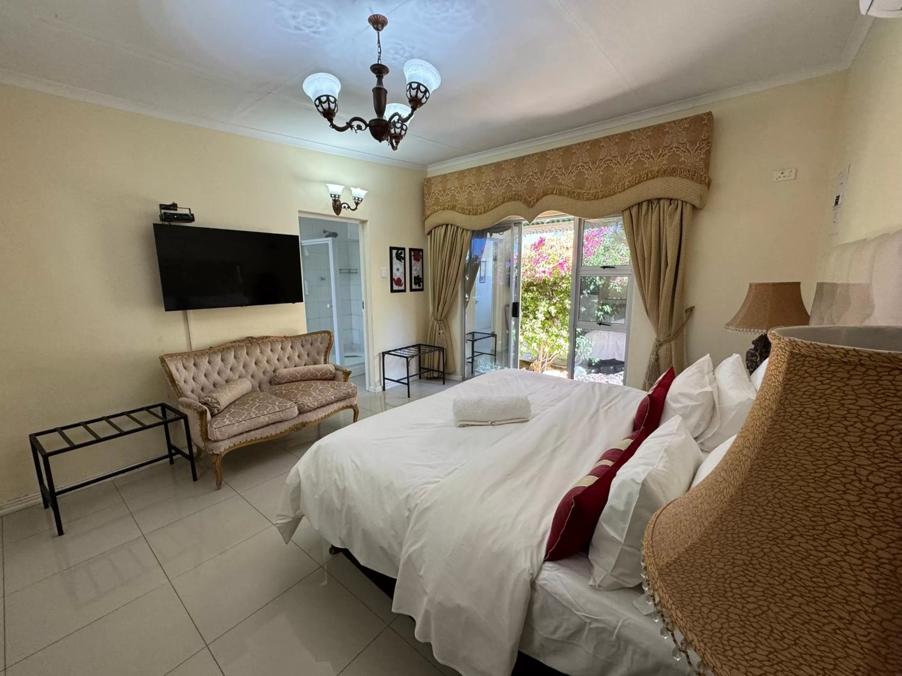 Bed in Blue Diamond Lodge & Spa