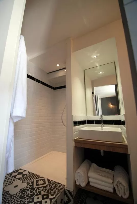 Bathroom, Bed in Les Jardins De Galicia