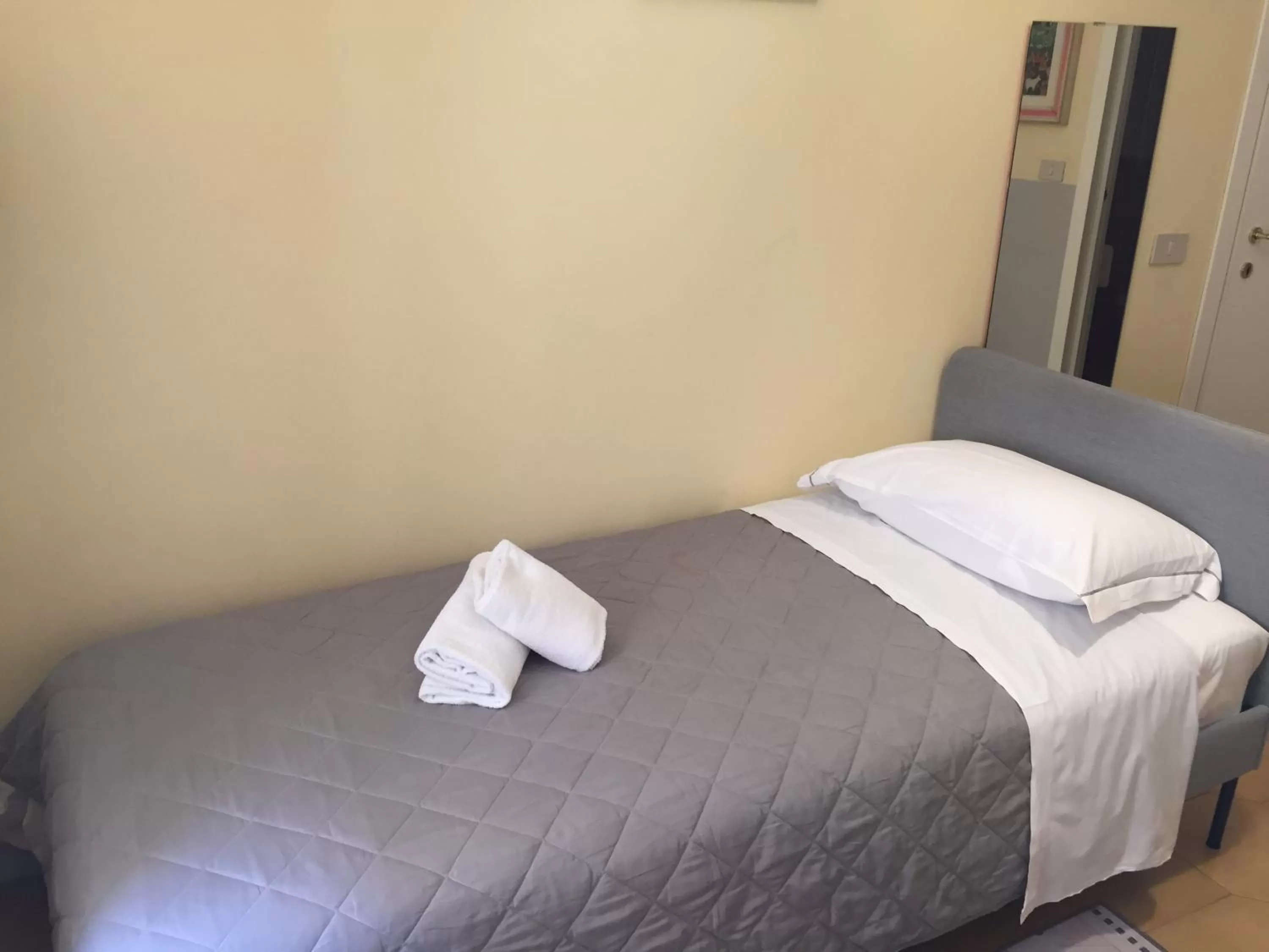 Bedroom, Bed in 6 Keys