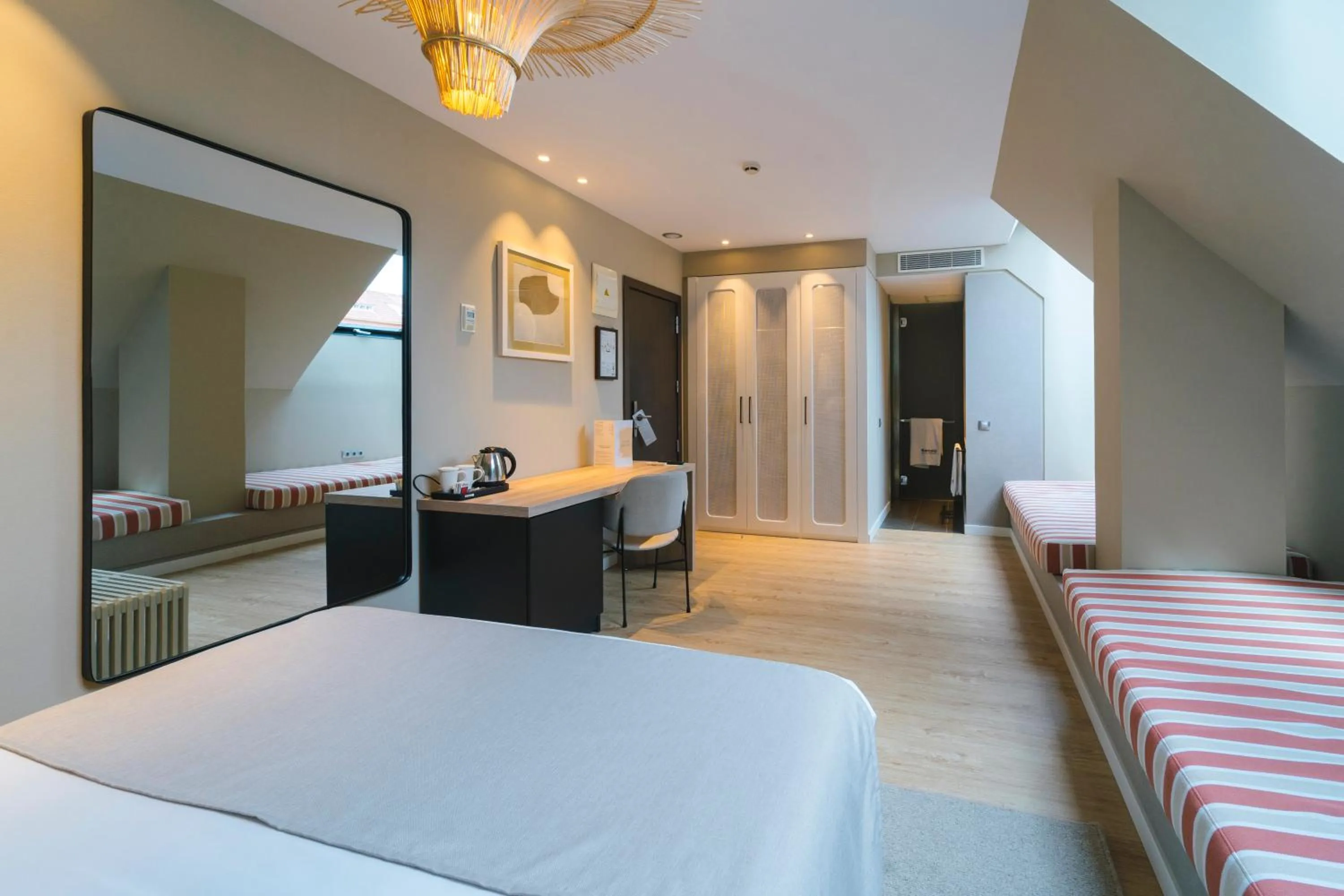 Photo of the whole room, Bed in Barceló Oviedo Cervantes