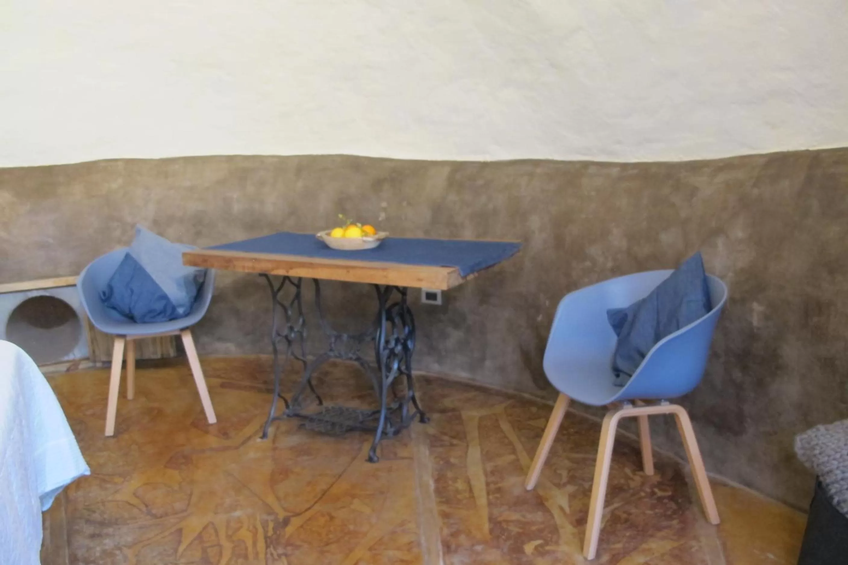 Bedroom in Caliu Earthship Ecolodge