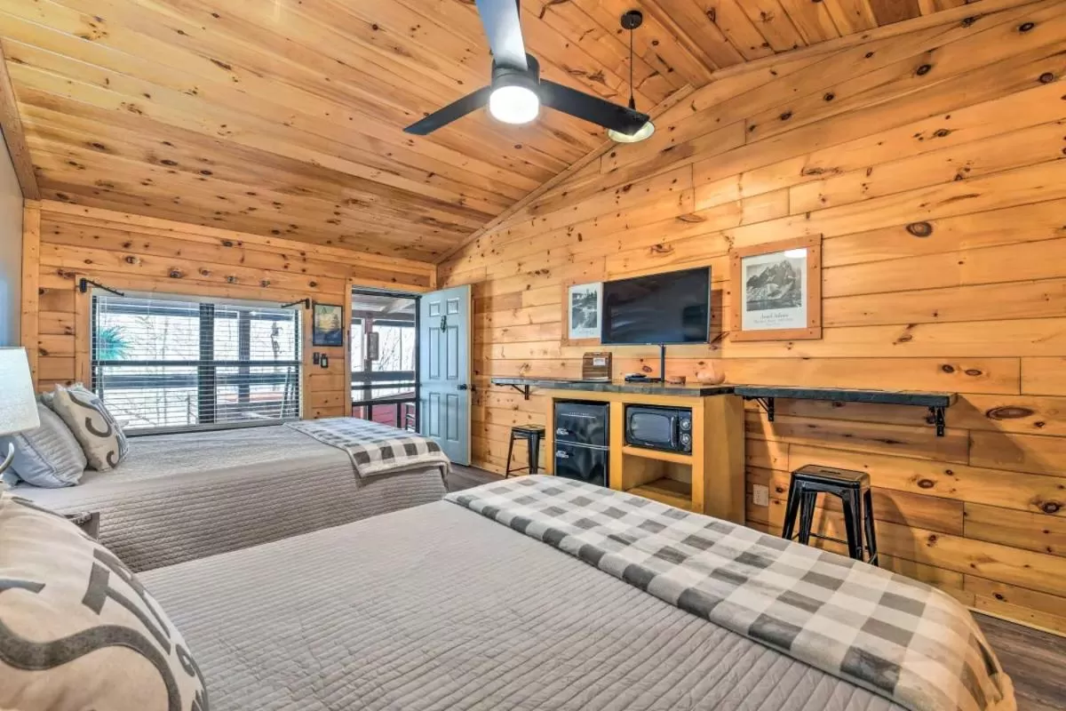 Bed in The Lodge Nantahala River