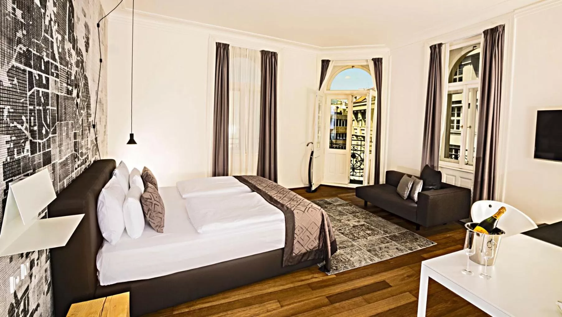 Photo of the whole room, Bed in Hotel Golden Crown