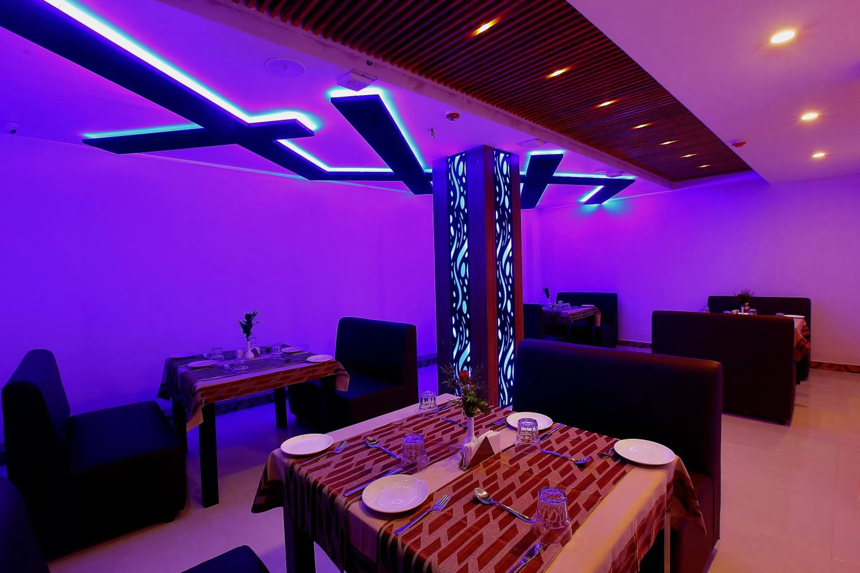 Restaurant/places to eat in Hotel Heyday