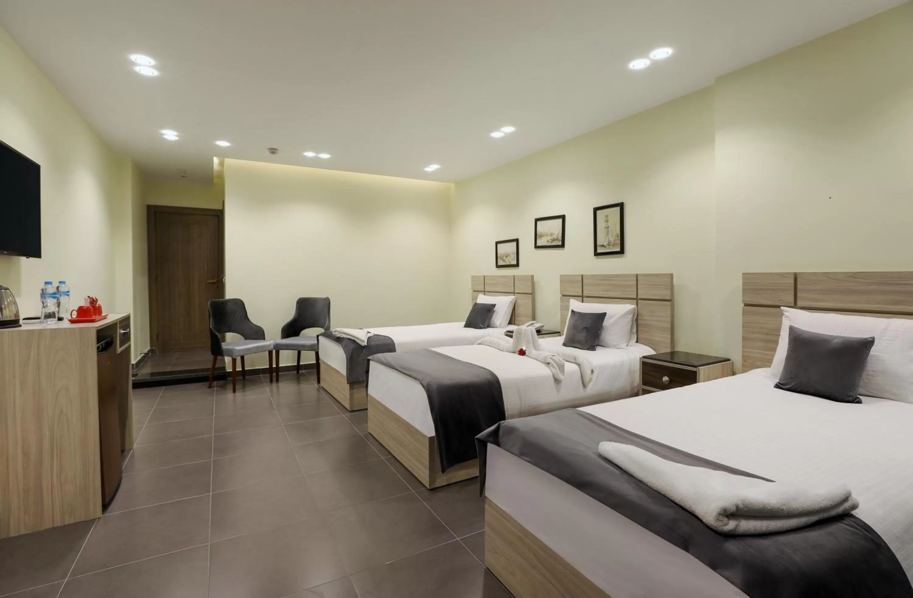 Communal lounge/ TV room in Brothers Pyramids View Hotel